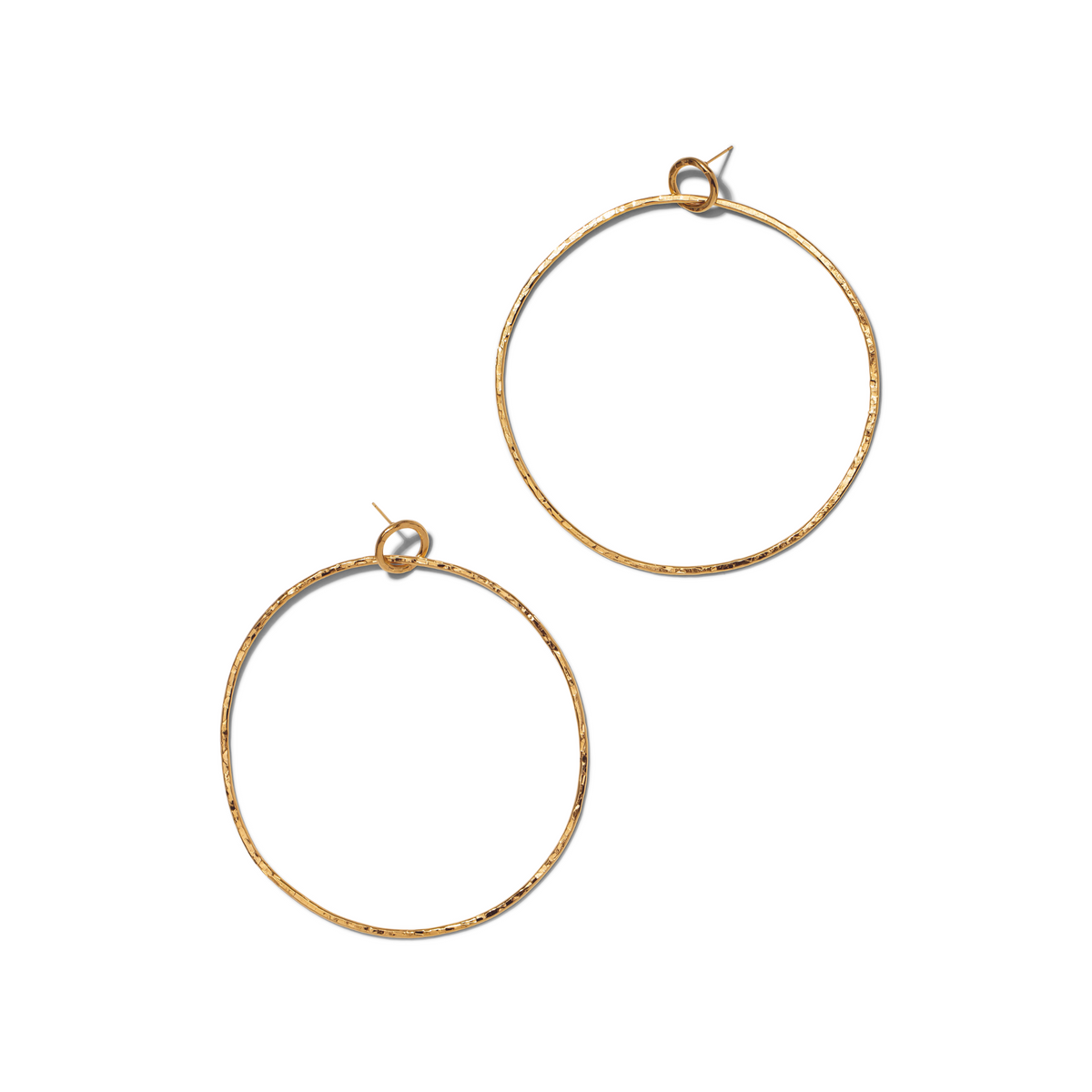 Les Ellen Large texturé créole Post boucles d'oreilles de JAREDJAMIN Bijoux en Ligne are oversized, lightweight or créoles avec a subtle hammered finish et simple post closures, shown against a fond blanc pour un minimalist, élégant look.