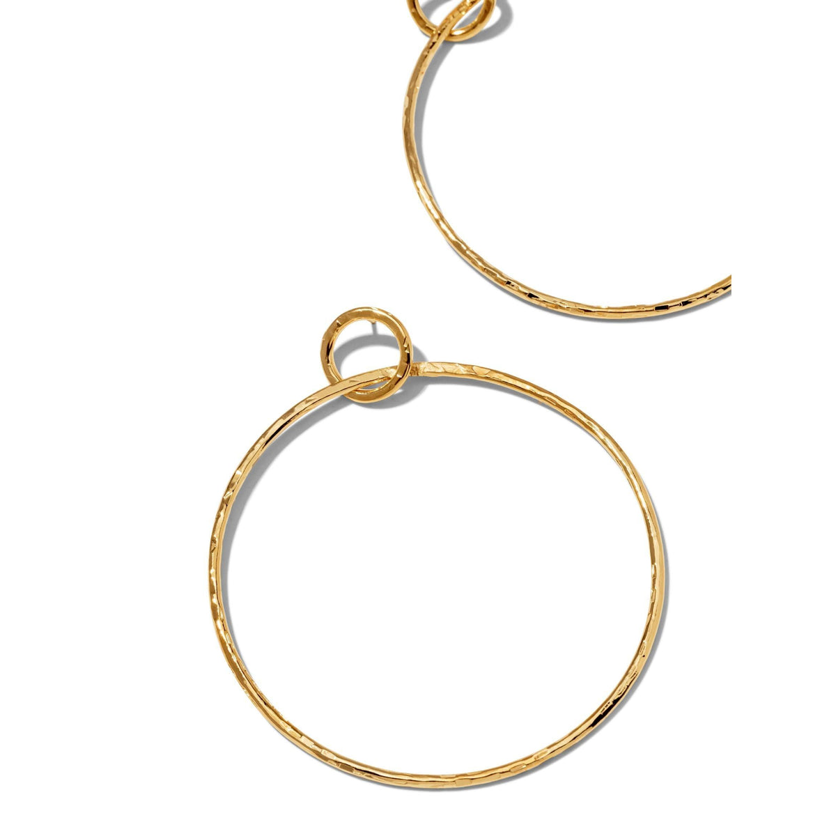 Les or Ellen Medium texturé créole Post boucles d'oreilles par JAREDJAMIN Bijoux en Ligne are montré sur a fond blanc. Each boucle d'oreille features a smaller bague linked to a larger, thin 18K plaqué or hammered brass créole dans un minimalist, modern style.