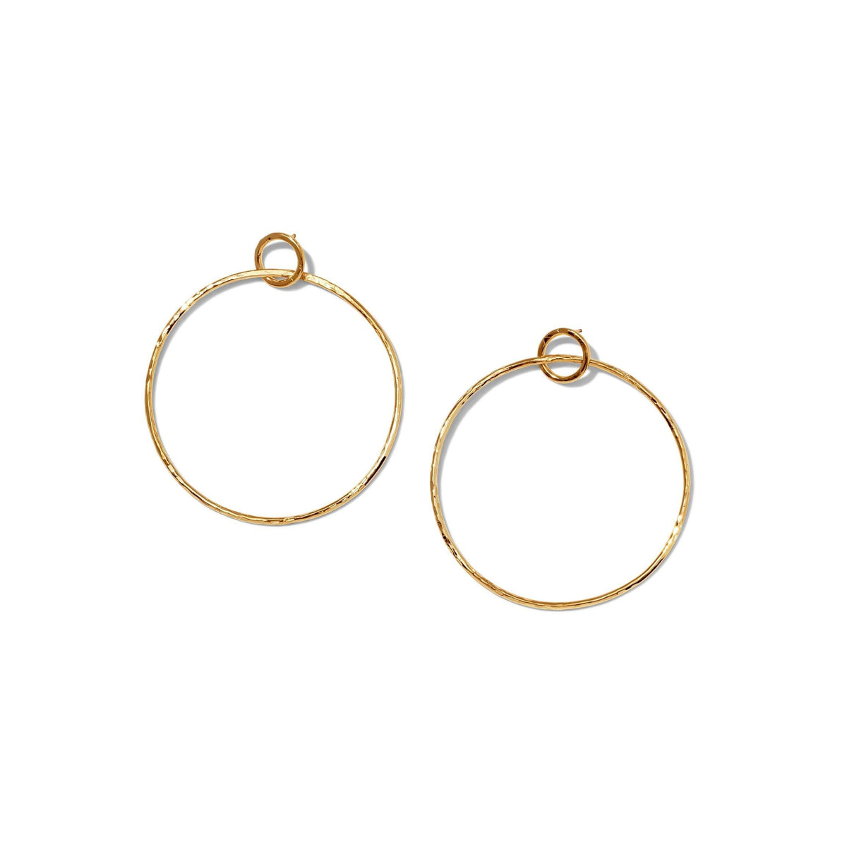 Les or Ellen Medium texturé créole Post boucles d'oreilles par JAREDJAMIN Bijoux en Ligne are présenté sur a plain fond blanc, avec one boucle d'oreille slightly higher pour un modern touch, showcasing their stylish texturé or finish.