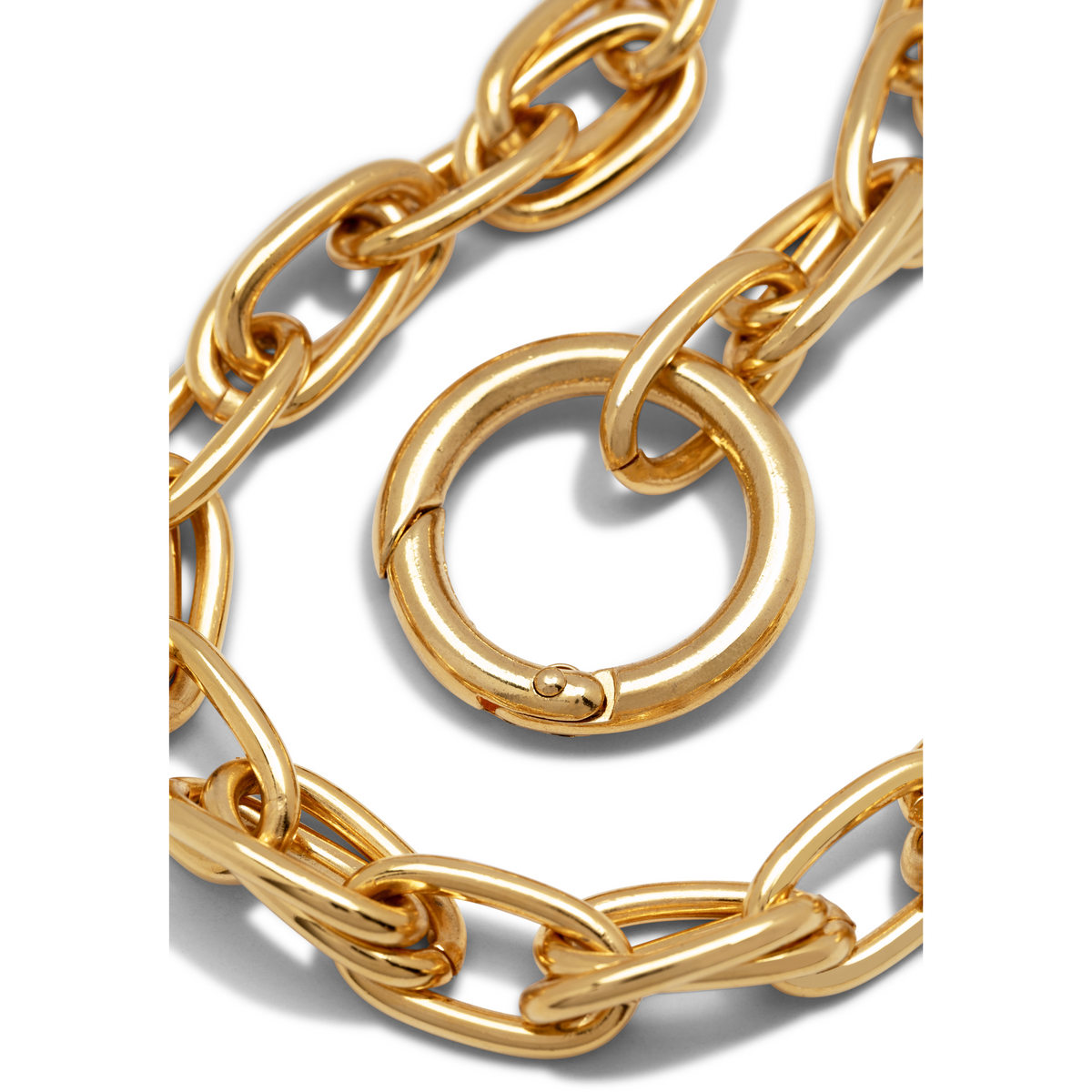 primer plano of the oro Everly Every-Other collar de JAREDJAMIN Joyería Online, con chunky oval oro links y a detachable circular spring anillo clasp, shown pulido y reflective against a fondo blanco con soft shadows.