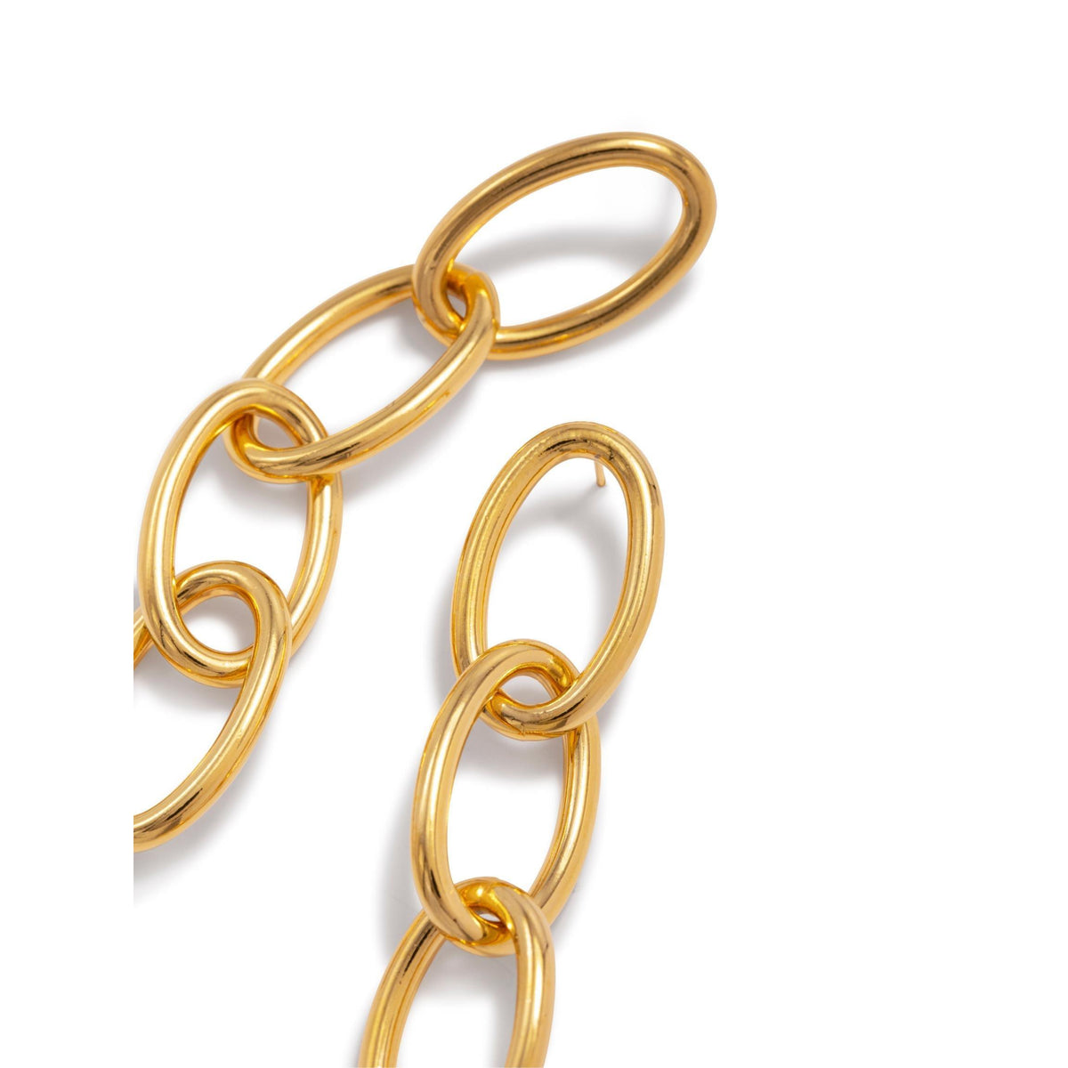 gros plan of the or Everly pendante chaîne Post boucles d'oreilles par JAREDJAMIN Bijoux en Ligne, avec 18K or plating et large oval links. Les brillant, metallic finish catches the light, emphasizing the élégant, rounded design against a fond blanc.