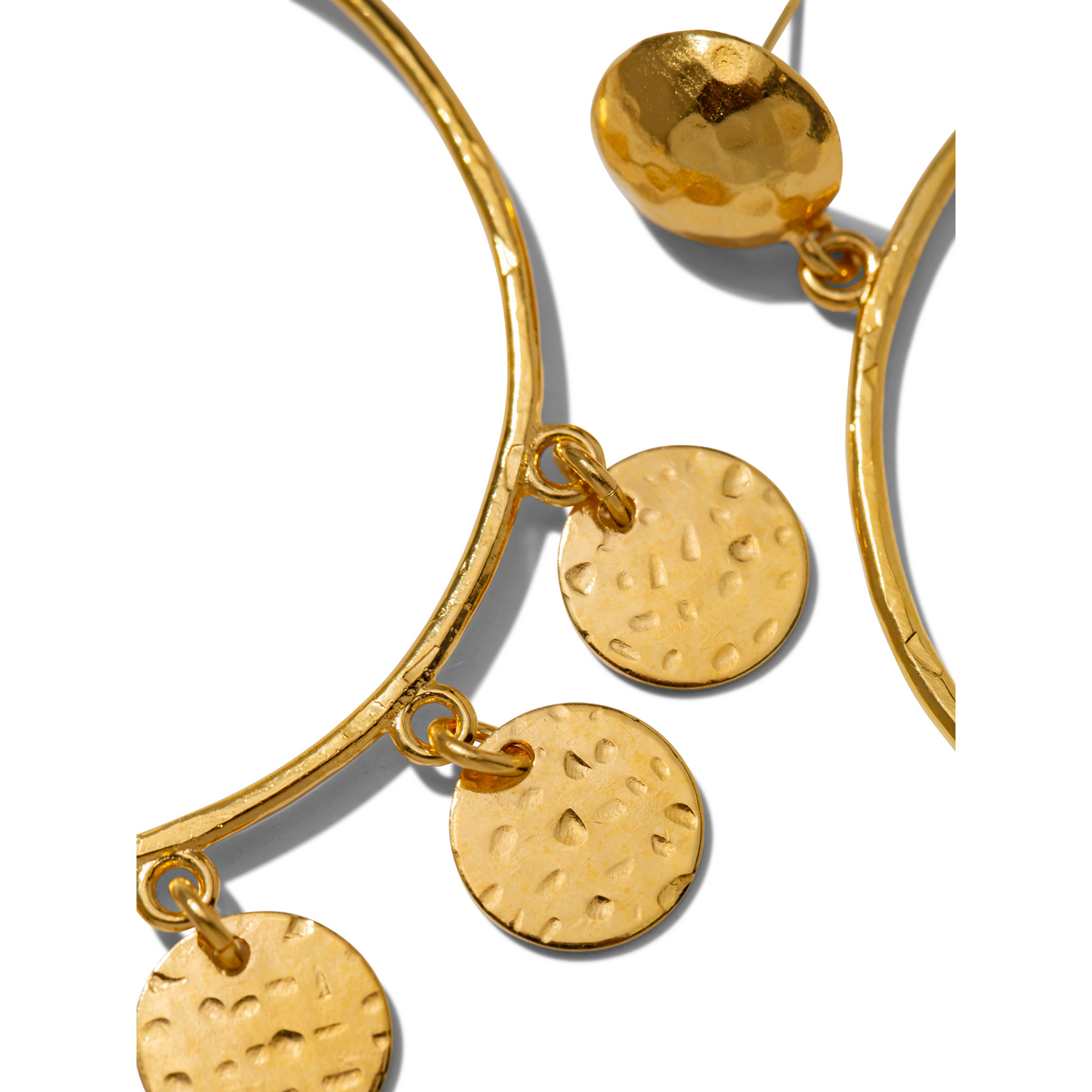 primer plano of oro Fortuna Chandelier pendientes de JAREDJAMIN Joyería Online, con three texturizado coin dijes in 18k oro plate. brillante, dimpled surfaces reflect light y highlight their artesanal, artisan appeal.