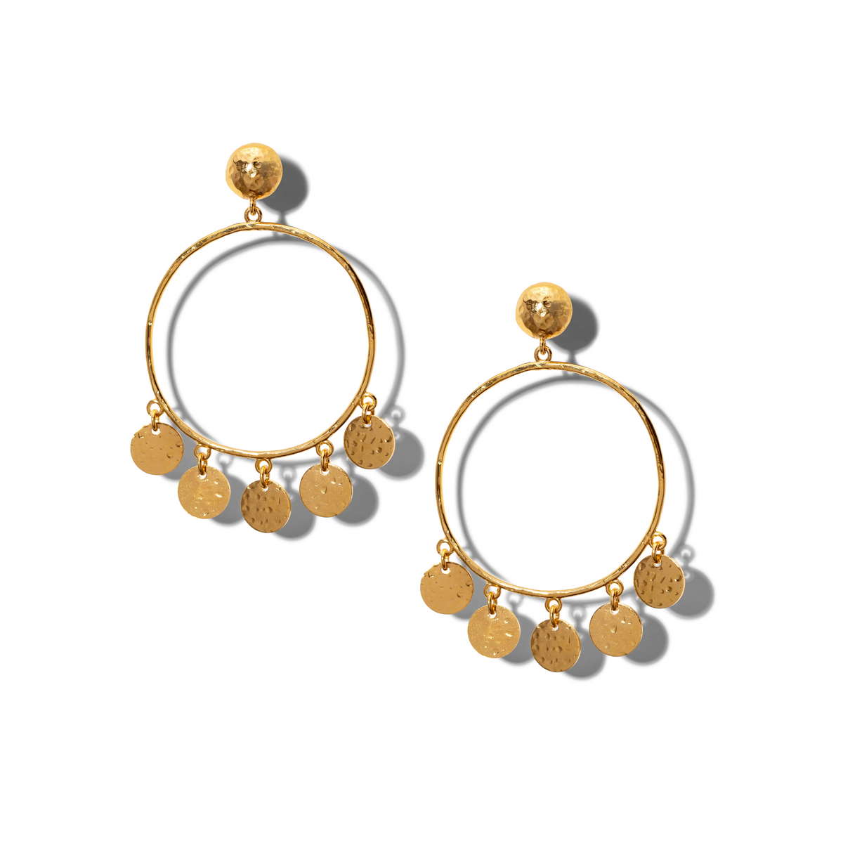 Los oro Fortuna Chandelier pendientes de JAREDJAMIN Joyería Online presentan five hammered, sparkling 18k oro plate aros con colgante texturizado coin dijes y circular pendientes de botón, showcased sobre un fondo blanco.
