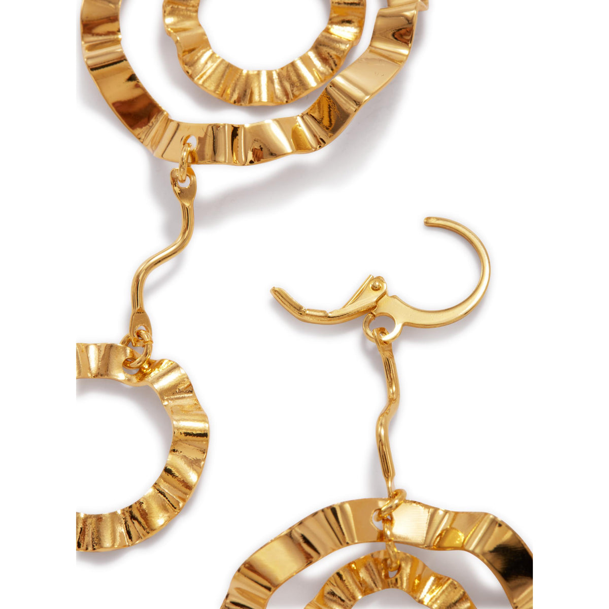gros plan of JAREDJAMIN Bijoux en Ligne or French Ruffle Leverback boucles d'oreilles, avec texturé wavy circles linked by curved connectors. An open leverback reveals the secure latch, while 18K or plating highlights detailed ridges et reflective curves.