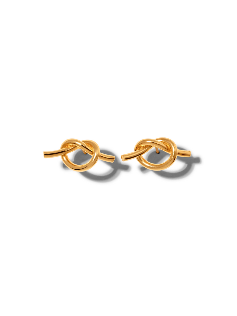 or Why Knot puce Post boucles d'oreilles par JAREDJAMIN Bijoux en Ligne présentent élégant knot-shaped designs in 18K or plating, avec a smooth, poli finish that highlights their sophisticated style.