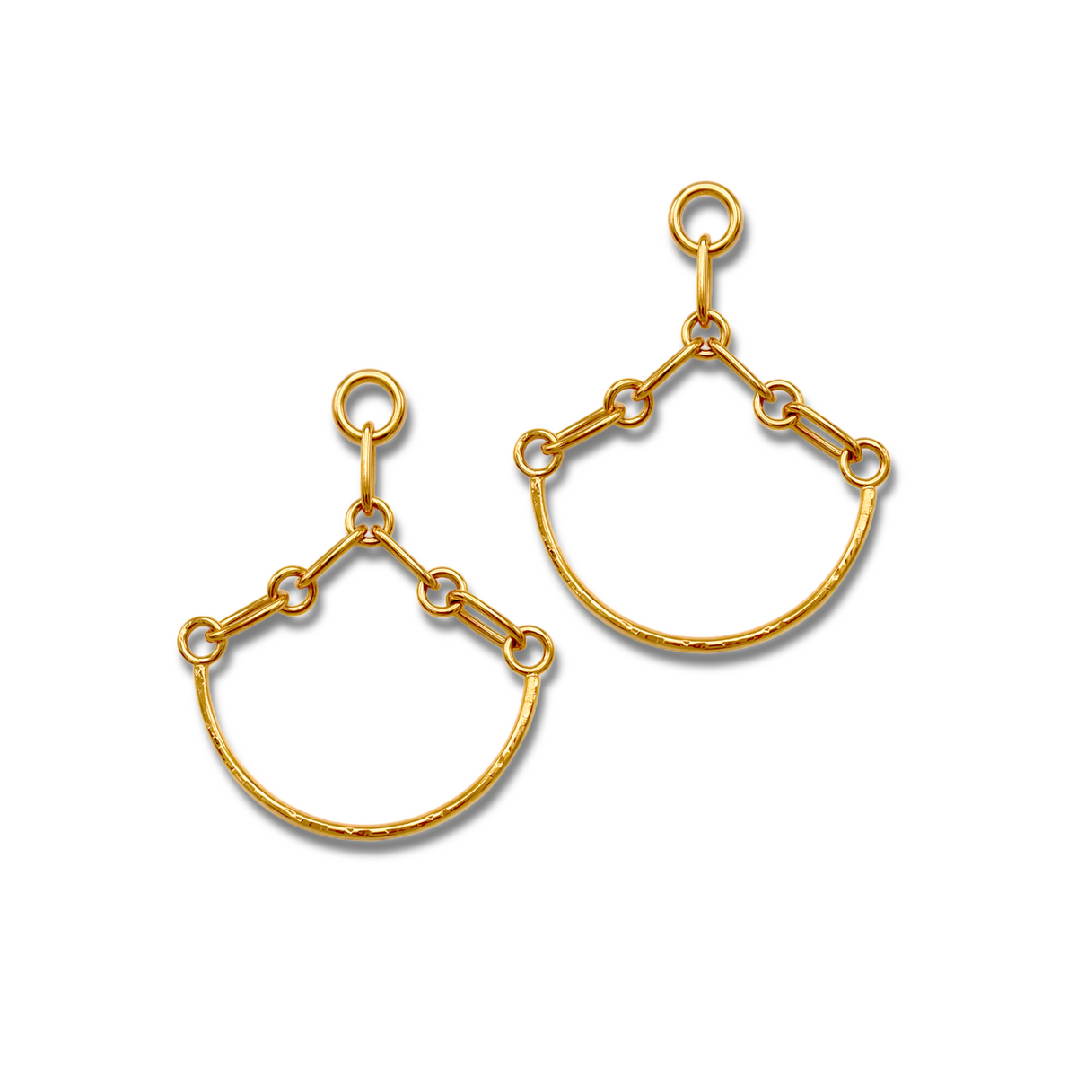 Los oro Libra Link Chandelier Post pendientes de JAREDJAMIN Joyería Online presentan 18K oro plate y three short cadena links en un minimalist, open semicircle design, evoking figural scales against a fondo blanco.