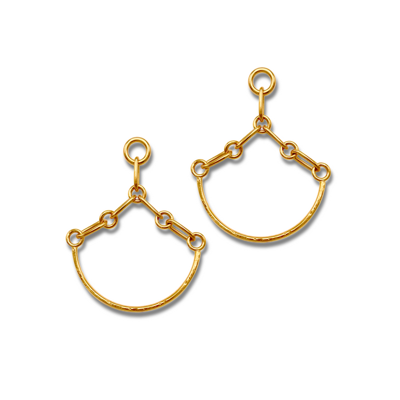 ゴールド Libra Link Chandelier Post イヤリング JAREDJAMIN製 ジュエリーオンライン feature 18K ゴールド plateとthree short チェーン links の中の ミニマリスト, open semicircle design, evoking figural scales against a 白い背景.