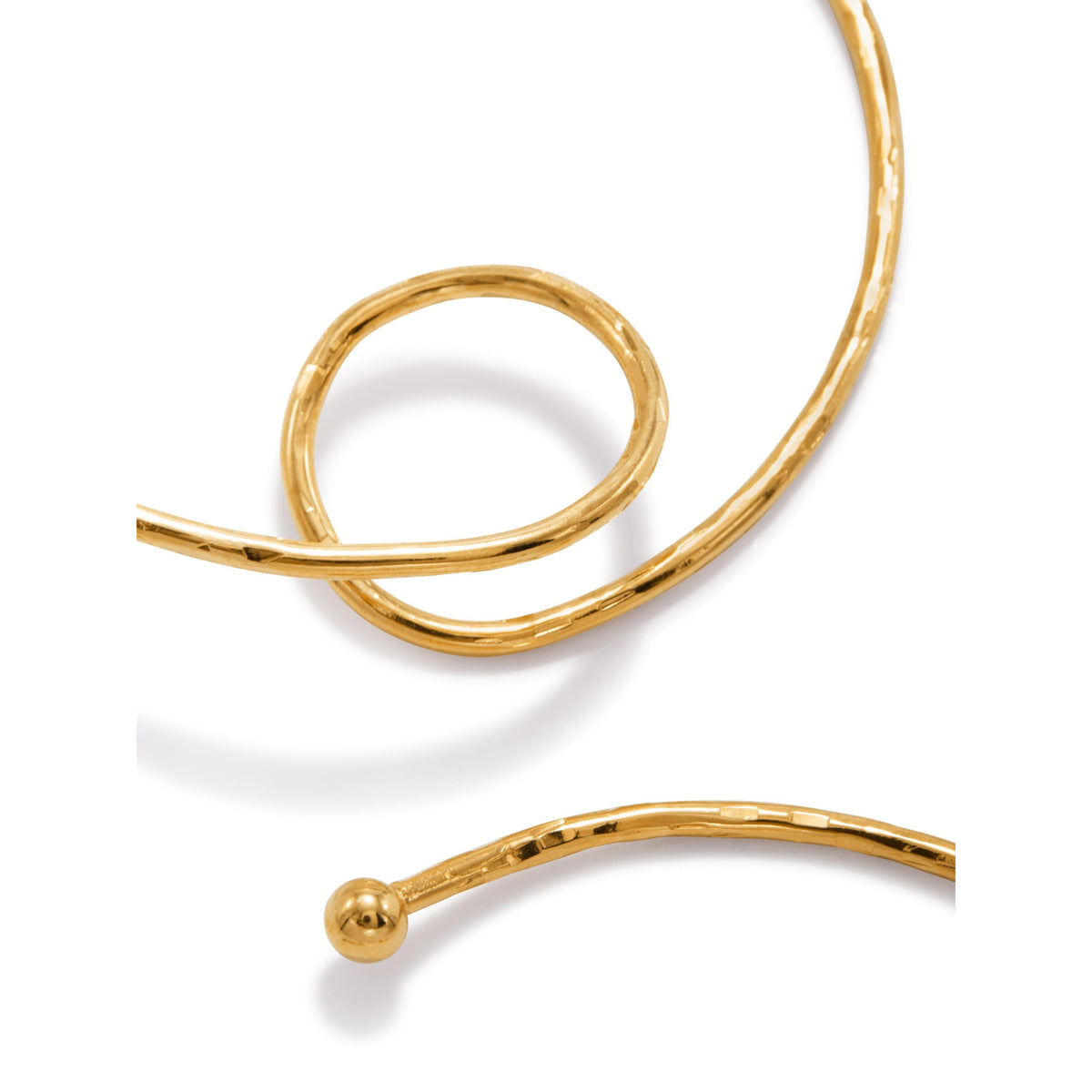 Un gros plan of the or Loop-De-Loop créole Post boucles d'oreilles par JAREDJAMIN Bijoux en Ligne showcases the 18K plaqué or, hammered wire dans un loose spiral avec a round bead accent; its texturé, brillant finish stands out against a fond blanc.