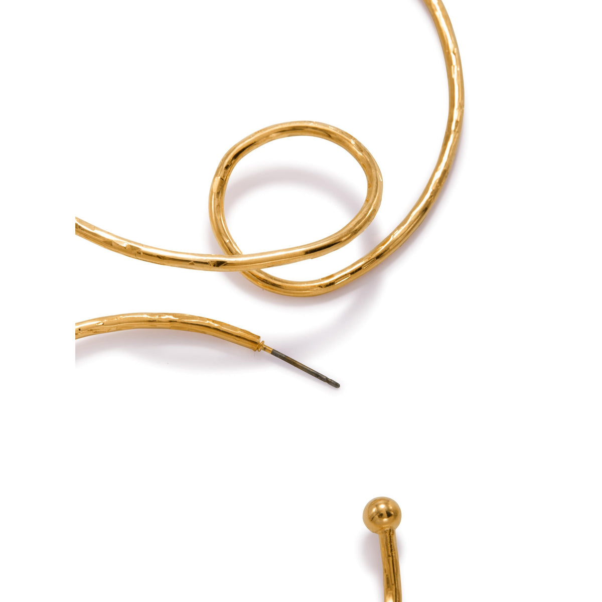 Un gros plan of JAREDJAMIN Bijoux en Ligne’s or Loop-De-Loop créole Post boucles d'oreilles—twisted 18K plaqué or créoles avec a coiled section, hammered texture, straight pin, et small round bead—présenté sur a fond blanc.