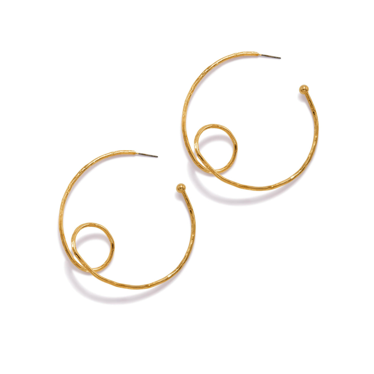 Les JAREDJAMIN Bijoux en Ligne or Loop-De-Loop créole Post boucles d'oreilles présentent large open circles, smaller spiral loops, et or balls, all enhanced by 18K or plating et a hammered texture sur un fond blanc.