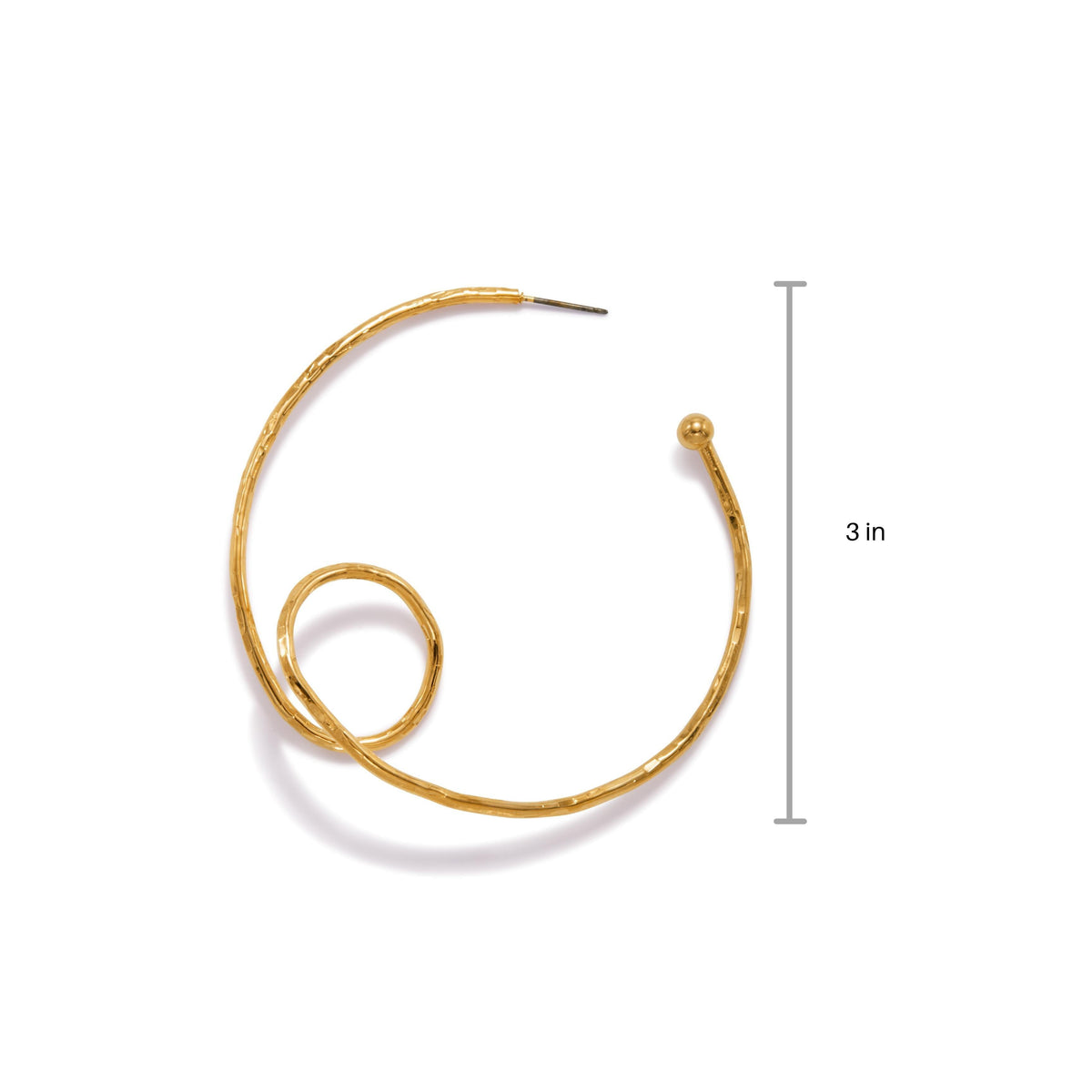 Les or Loop-De-Loop créole Post boucle d'oreille par JAREDJAMIN Bijoux en Ligne features a single spiral-shaped, texturé or boucle d'oreille avec a small ball end, montré sur a fond blanc. It measures approximately 3 inches tall.