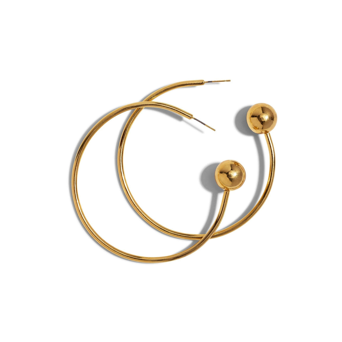 Les or Orbita Comet boucles d'oreilles par JAREDJAMIN Bijoux en Ligne are 18K or créoles avec a minimalist design, each avec a smooth round or bead at one end et a thin curved wire, shown against a plain fond blanc.