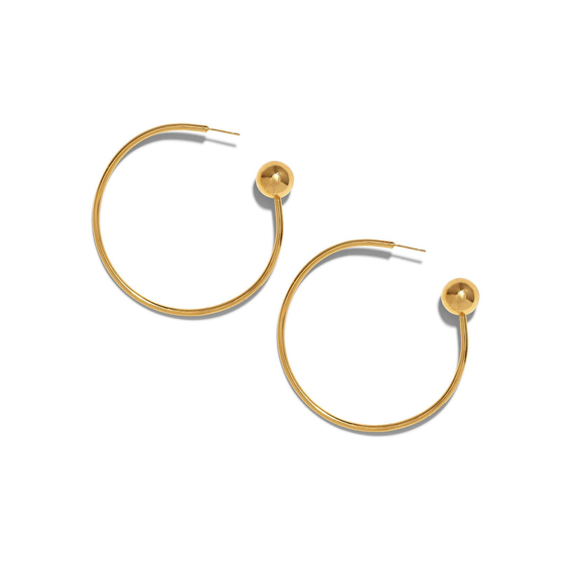 Los oro Orbita Comet pendientes de JAREDJAMIN Joyería Online are 18K oro aros con a minimalist design, each con a thin circular aro y a pulido oro sphere at the end, exhibido sobre a fondo blanco.