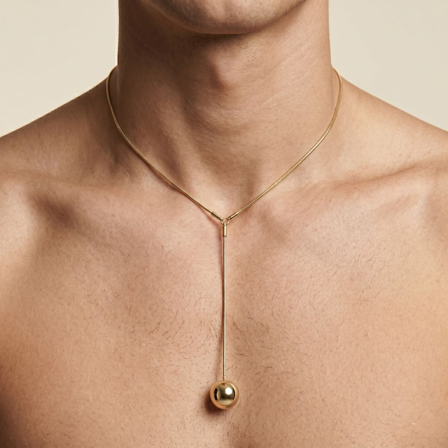 Les or Orbita Y-collier par JAREDJAMIN Bijoux en Ligne showcases a tarnish-resistant 18K or chaîne avec an adjustable clasp, forming a Y-shape. Les vertical pendante is finished avec a smooth, spherical or pendentif at the end.