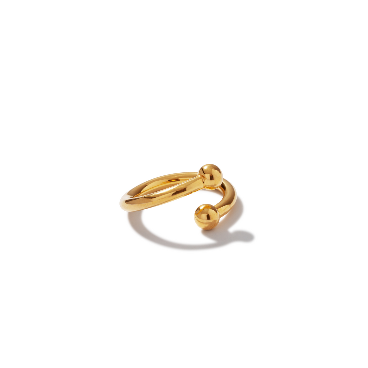 Les Over Easy Orbita bague par JAREDJAMIN Bijoux en Ligne features an open design avec a poli or finish et two small, round 18k or plated spheres at each end, highlighting its sleek, modern appeal.
