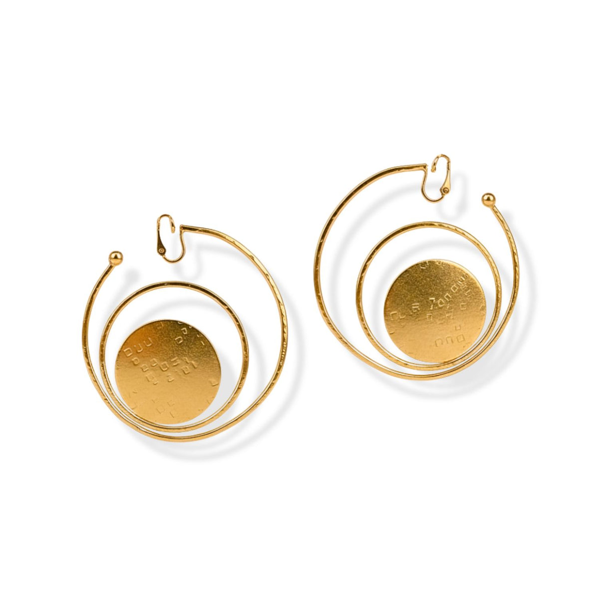 The JAREDJAMIN Jewelry Online Gold Peacock Clip On Hoop Earrings feature an open spiral design with 18K gold plating and a textured flat gold disc, offering a modern geometric look and artistic flair—no piercing required.