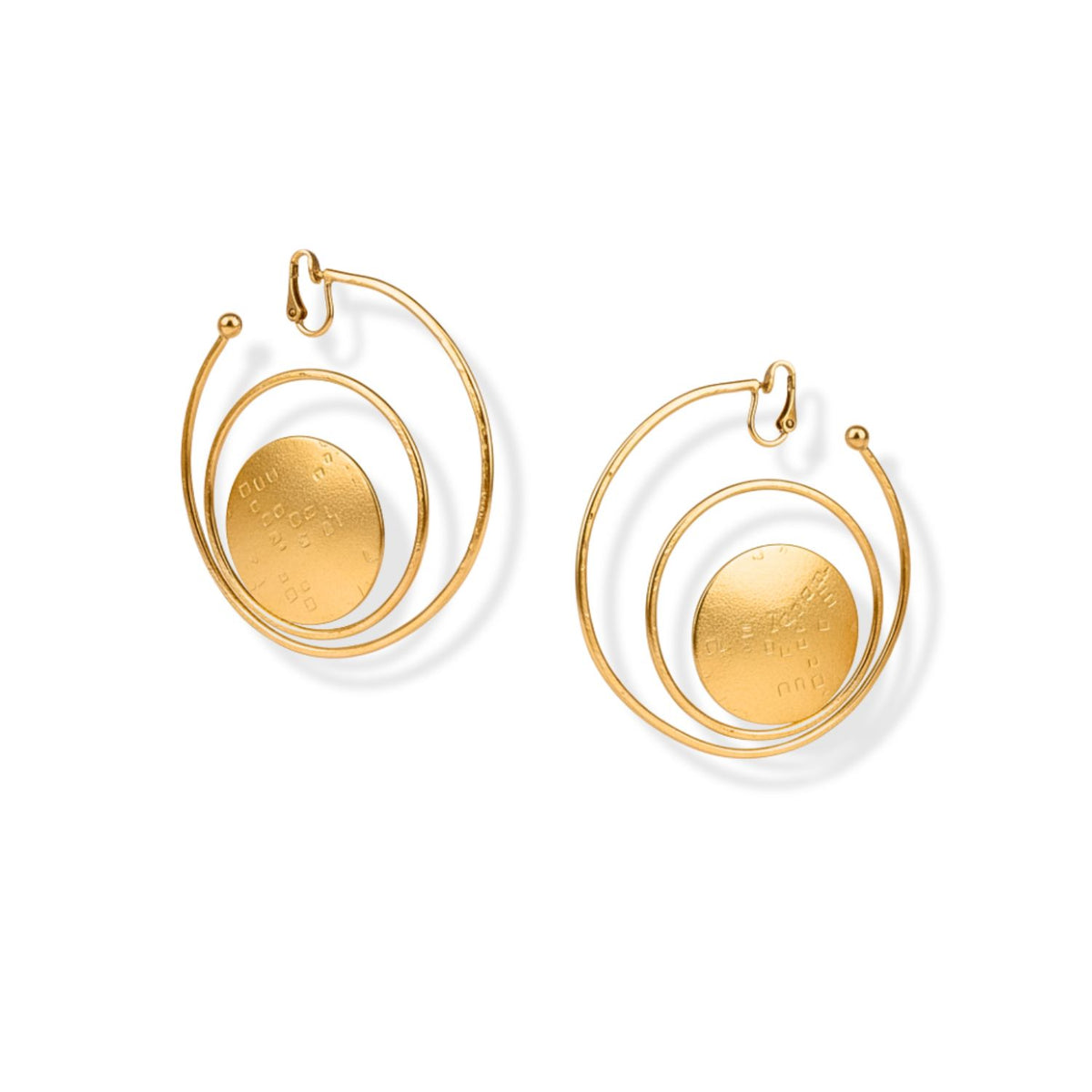 JAREDJAMIN Jewelry Online's Gold Peacock Clip On Hoop Earrings feature a modern, artistic spiral hoop design with a flat, matte-finish gold disc and engraved markings. These 18K gold plated earrings offer a delicate and minimalist look.