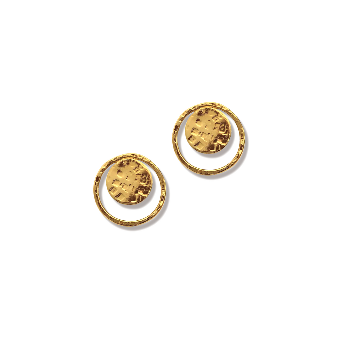 Les or Peacock Eye Post boucles d'oreilles par JAREDJAMIN Bijoux en Ligne présentent 18k or avec a hammered, texturé round disc partially encircled by a slim, open créole dans un modern geometric design, shown against a fond blanc.