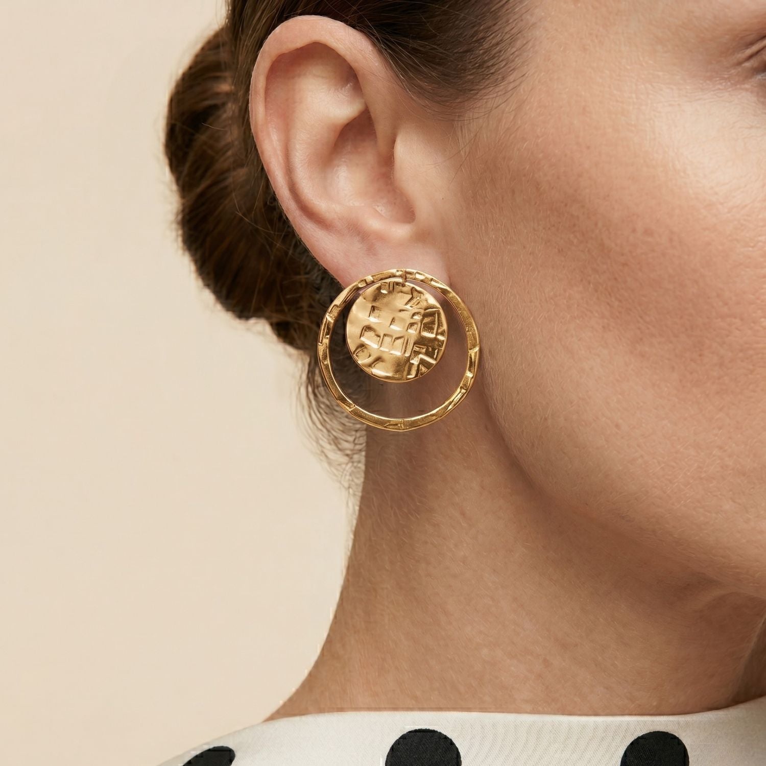 The JAREDJAMIN Jewelry Online Gold Peacock Eye Clip On Earrings feature an 18k gold hammered circular disc, surrounded by a thin uneven loop for a modern, handcrafted look with reflective shine—perfect for stylish flair.
