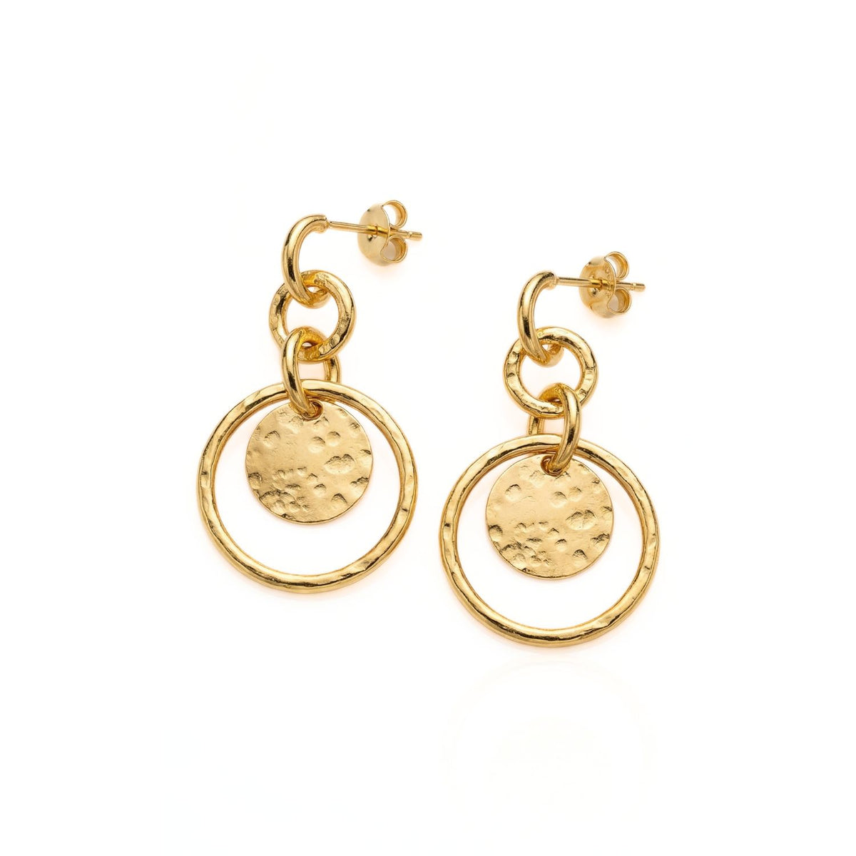 oro Peacock Preen Post pendientes de JAREDJAMIN: 18K bañado en oro hypoallergenic steel, hammered round discs on open aros, brushed signature texture. Artisanal: Small-batch/West Hollywood. Sustainable de lujo: low carbon footprint. mostrado sobre white.