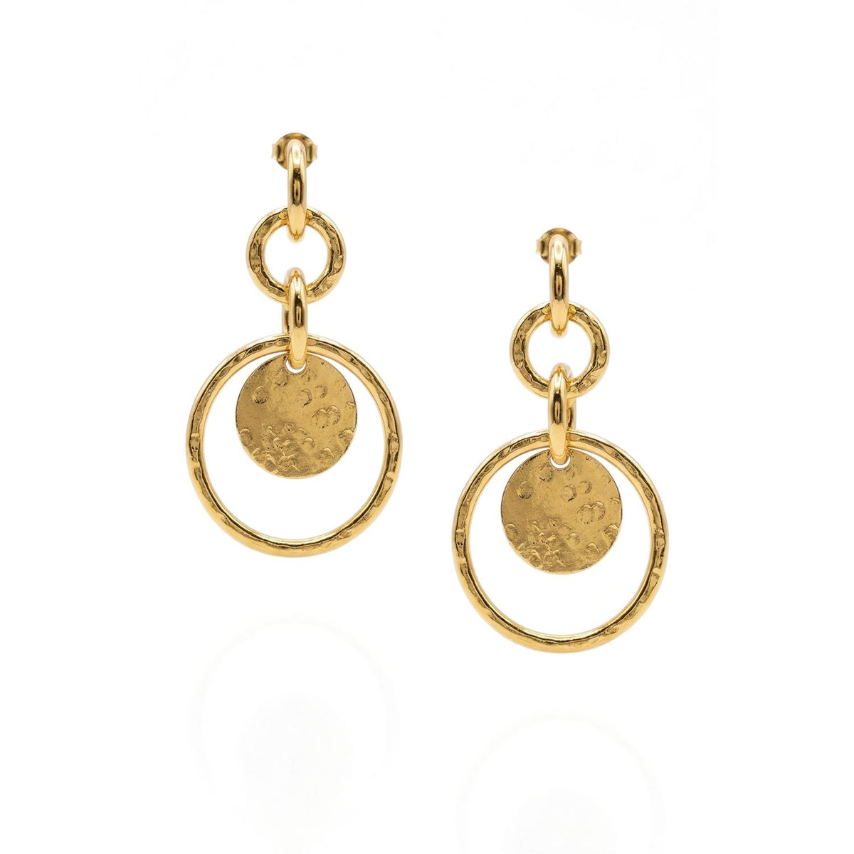 Les or Peacock Preen Post boucles d'oreilles par JAREDJAMIN Bijoux en Ligne présentent a small hammered or disk within a larger créole, connected by circular links, highlighting a artisanal style against a plain fond blanc.
