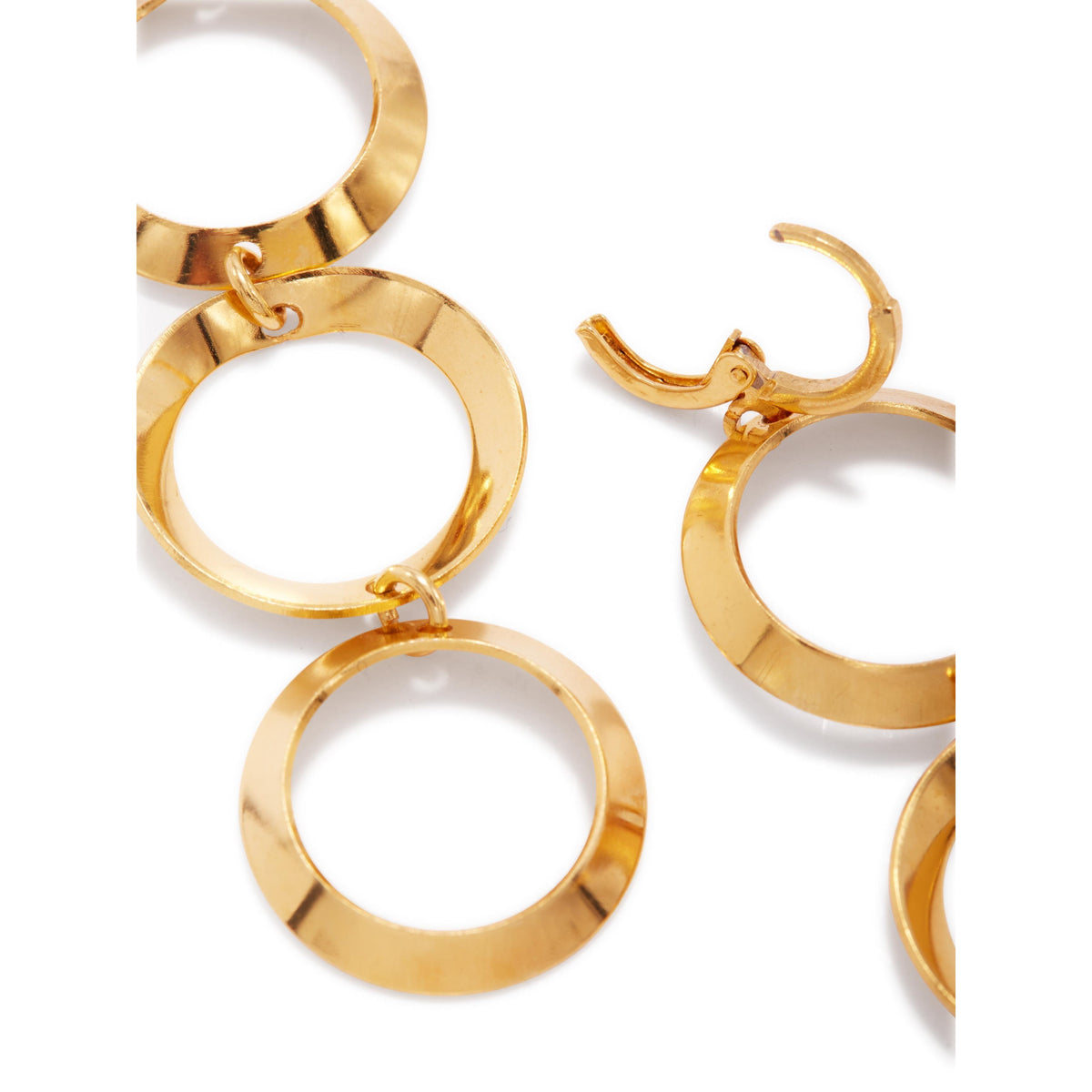 gros plan of JAREDJAMIN Bijoux en Ligne's or Rimini Loop boucles d'oreilles, crafted avec 18K or plating et linked circular bagues. One boucle d'oreille is open to reveal the clasp, highlighting the modern geometric design against a fond blanc.