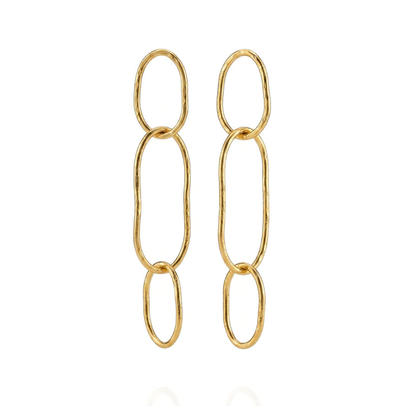 ゴールド Shackle Link ドロップ イヤリング JAREDJAMIN製 ジュエリーオンライン feature three elongated, irregular オーバル links 付きの hammered textureのためのa 手作り look. These ステートメント イヤリング are shown against a 白い背景.