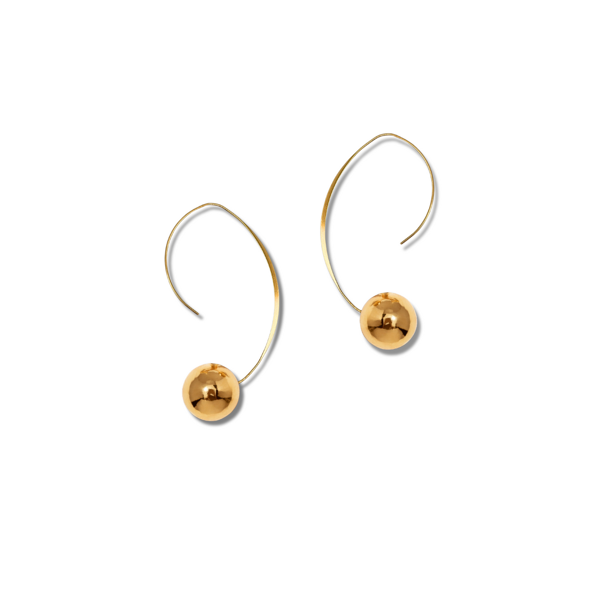 Les Cherry Hook boucles d'oreilles par JAREDJAMIN Bijoux en Ligne are minimalist 18K or créoles, each avec a thin curved wire et a poli spherical bead, montré sur a fond blanc.