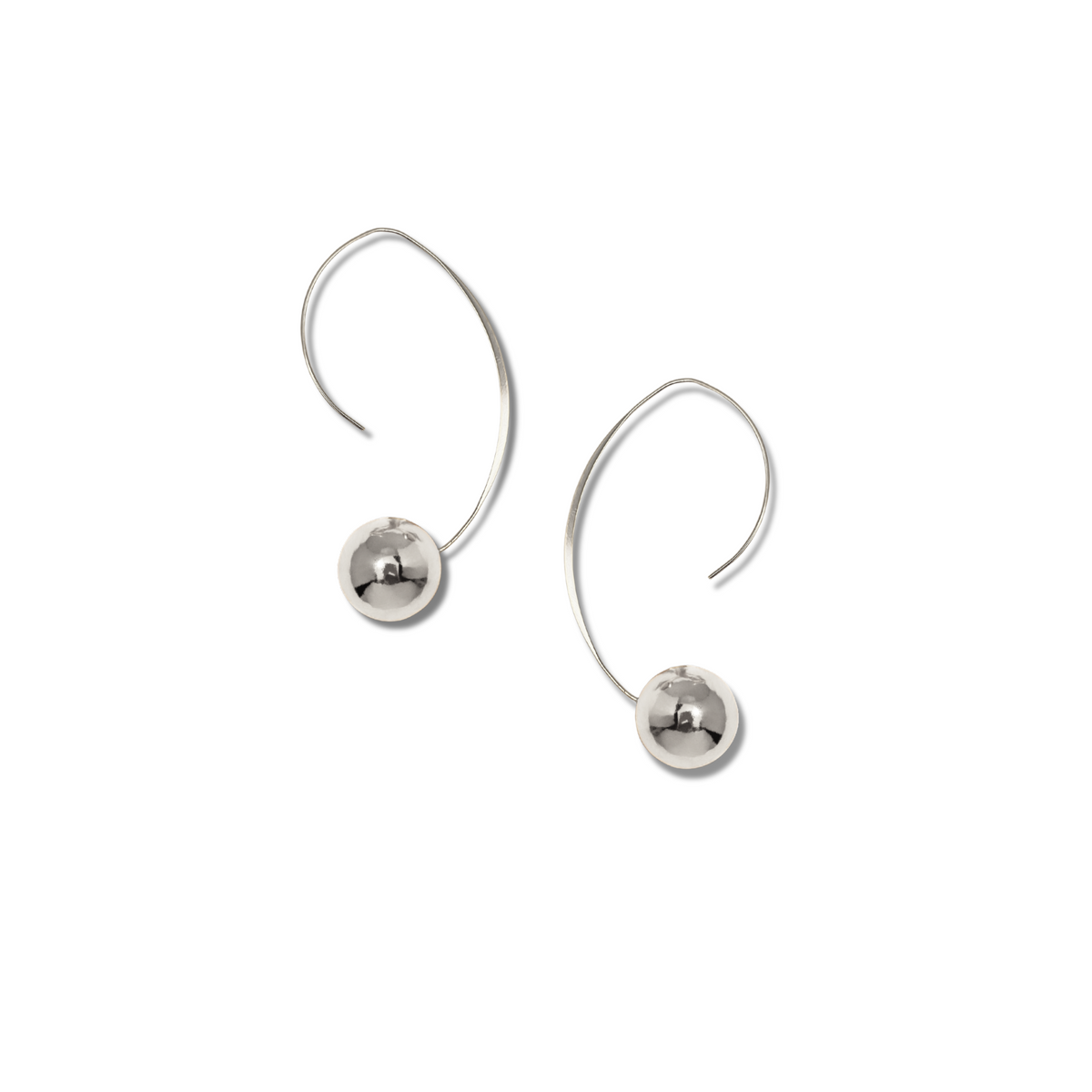 Les Cherry Hook boucles d'oreilles par JAREDJAMIN Bijoux en Ligne are minimalist imposant boucles d'oreilles avec thin curved hooks et poli argent spheres at each end, showcased sur un plain fond blanc.