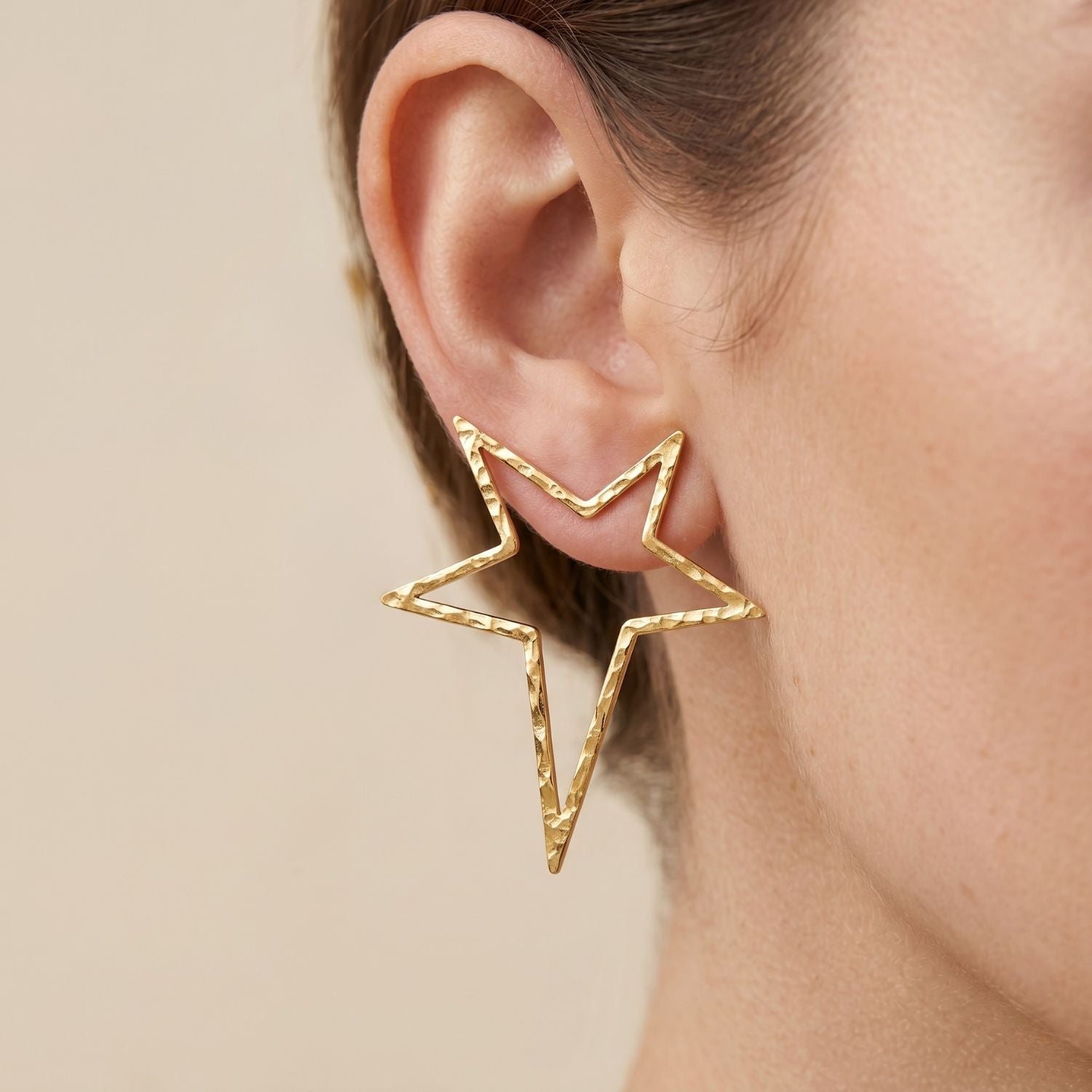 Les or Shooting Star Dust Post boucles d'oreilles par JAREDJAMIN Bijoux en Ligne are a radiant pair inspiré par Emily Swallow, avec an élégant 18K or plated finish.