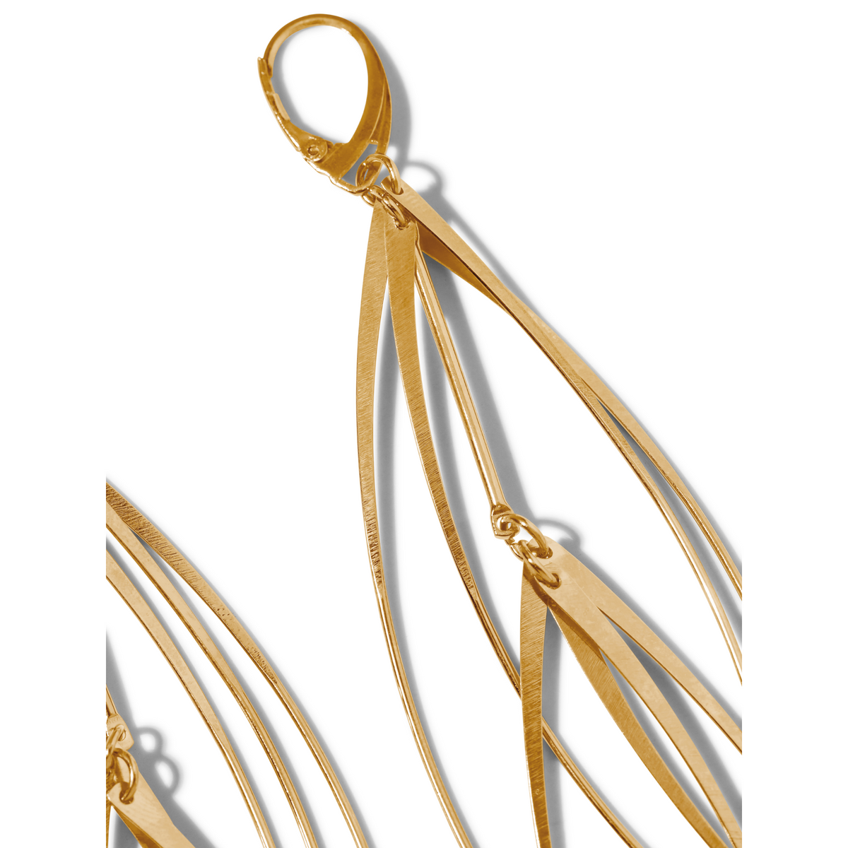primer plano of JAREDJAMIN Joyería Online's oro Short Tinsel pendientes, con multiple overlapping, elongated 18K oro plated pieces hanging from a small clasp para un brillante, texturizado, layered look sobre un fondo blanco.