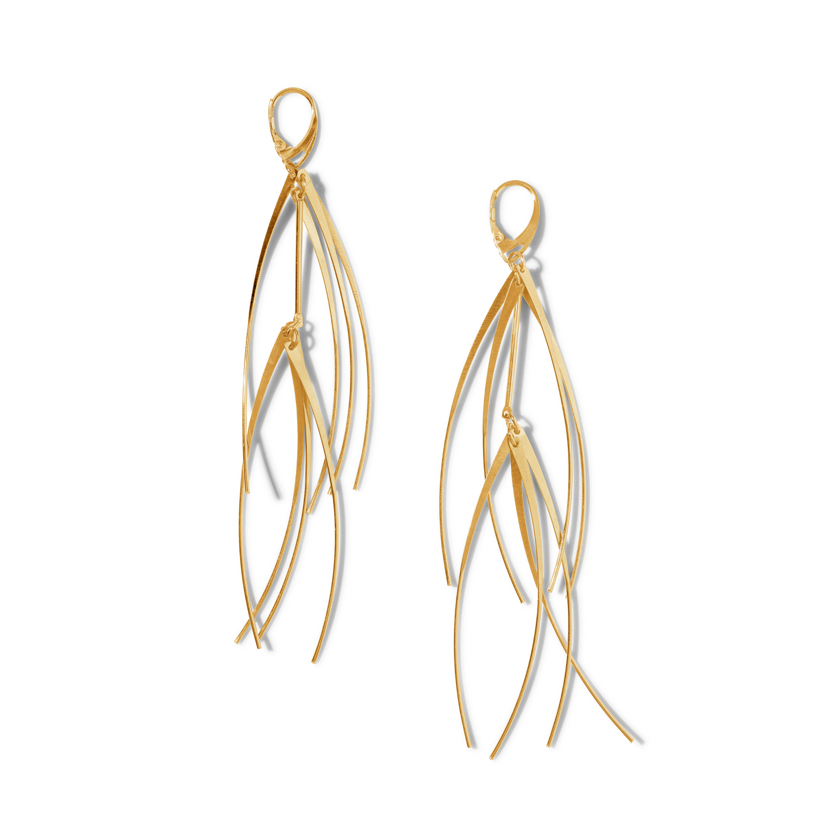 oro Short Tinsel pendientes de JAREDJAMIN Joyería Online: 18K oro plated dangle pendientes con multiple thin, curved strands hanging from a small loop for an elegante, spark-inspired design. brillante finish con soft shadows sobre un fondo blanco.