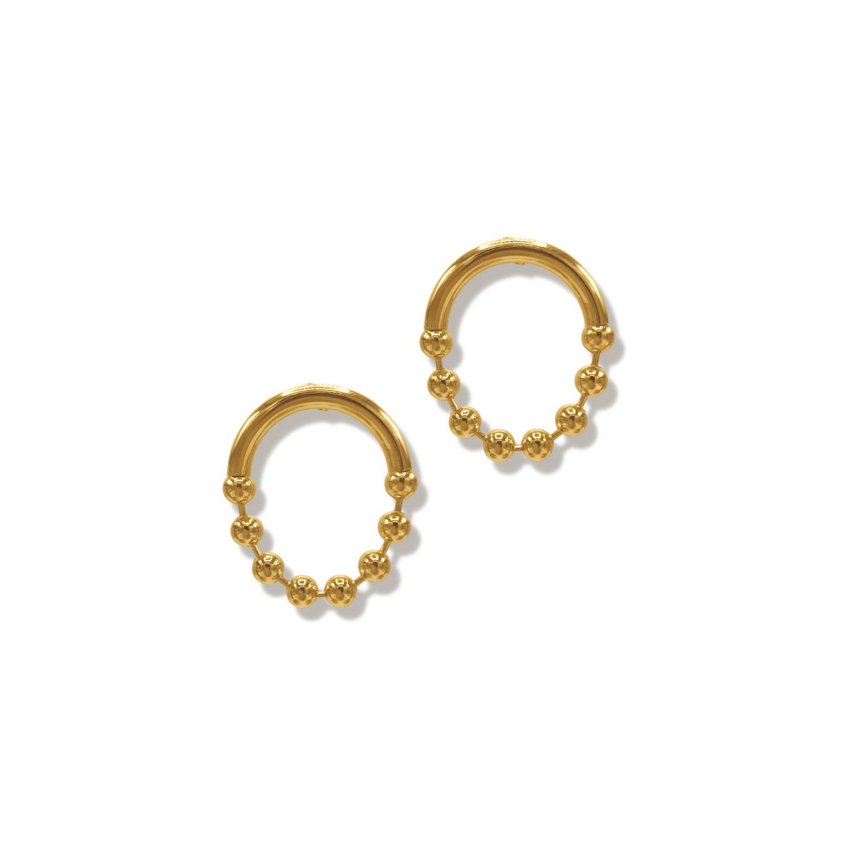 Les or Small Orbita Amari Post boucles d'oreilles de JAREDJAMIN Bijoux en Ligne présentent smooth, rounded beads along each plaqué or créole pour un texturé, élégant look. présenté sur a fond blanc, they're crafted avec 18K or Plate.