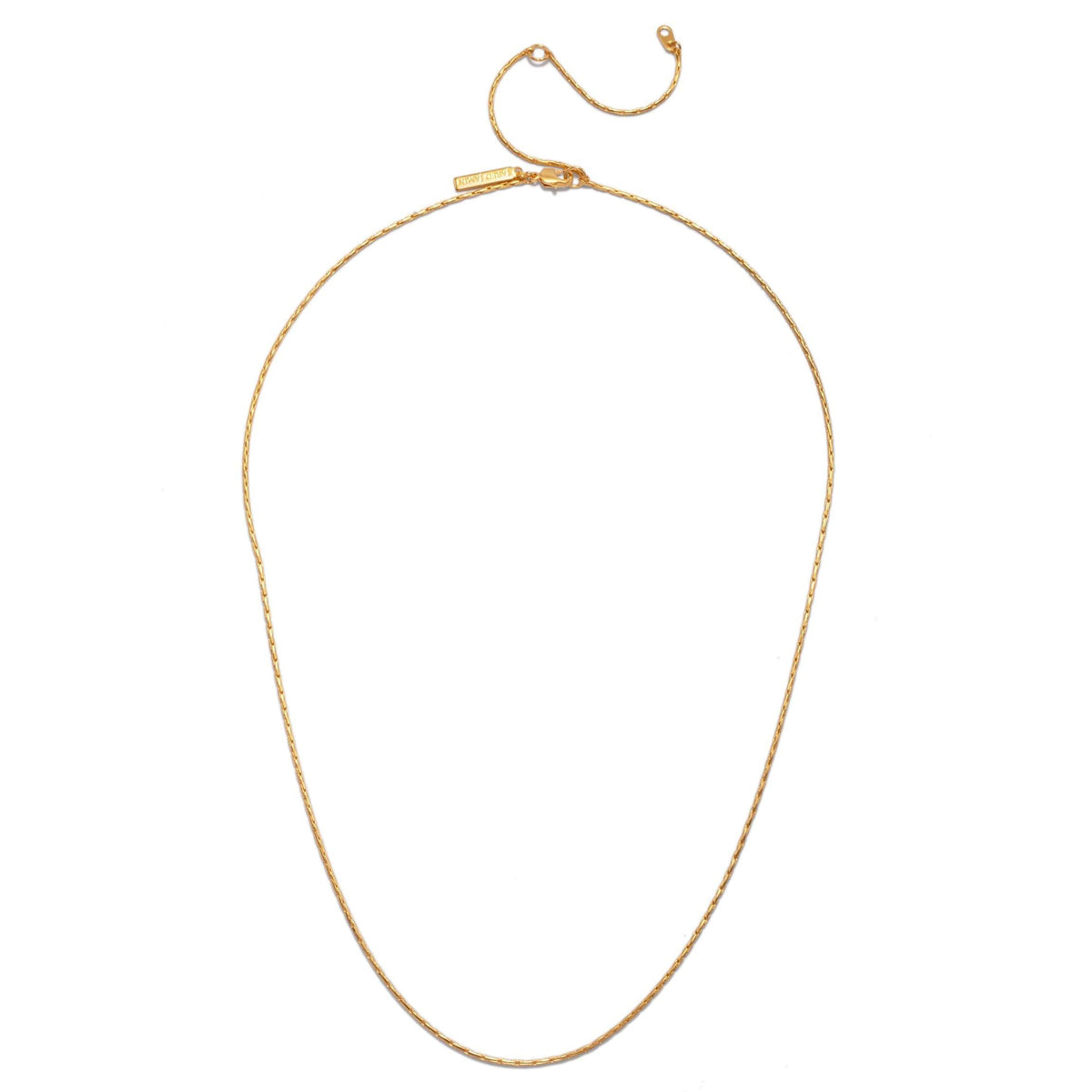 Los Ricky Adjustable cadena collar de JAREDJAMIN Joyería Online is mostrado sobre a fondo blanco. This unisex snake cadena features a lobster clasp, extender con round dije, y a branded rectangular tag near the clasp.