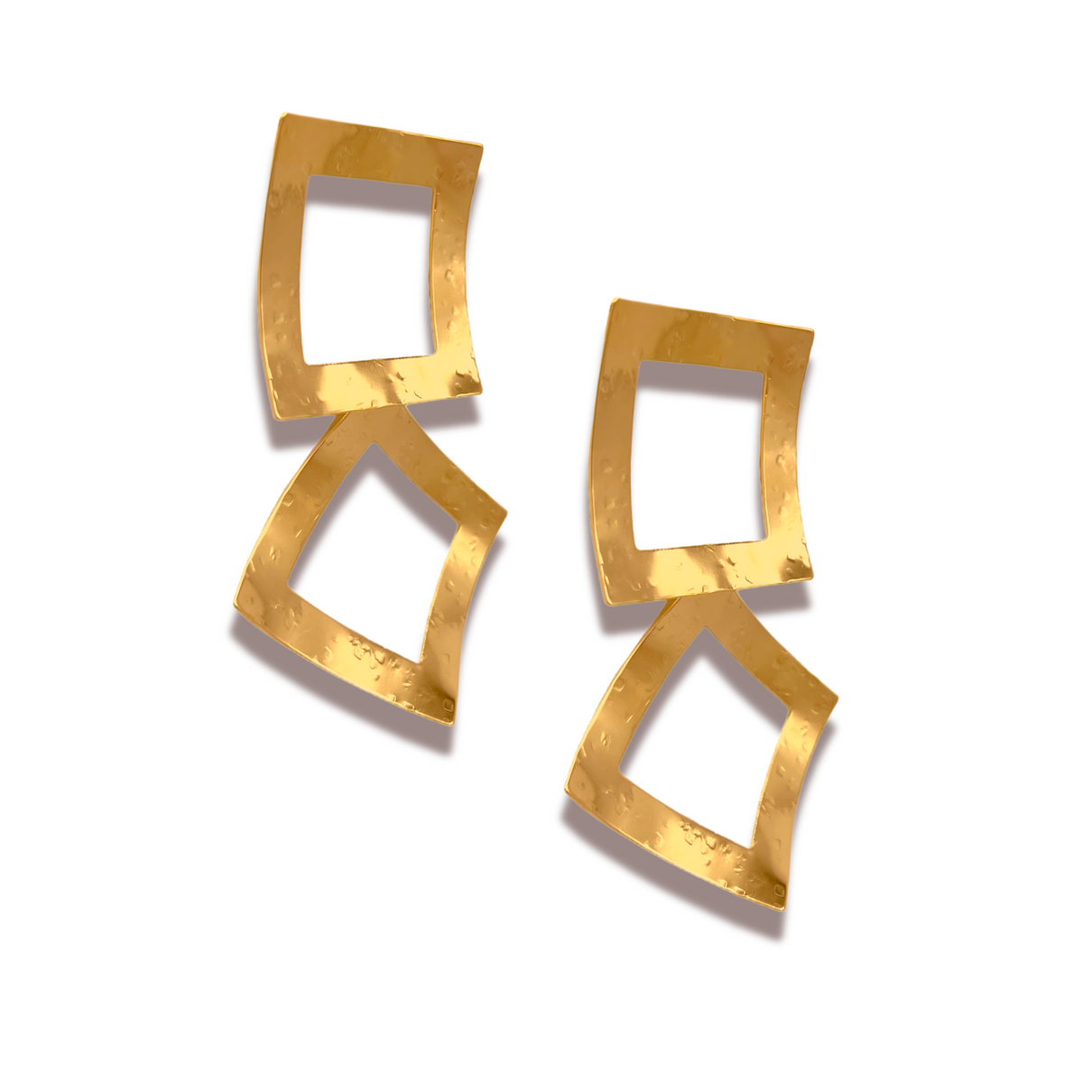 Un pair of JAREDJAMIN Bijoux en Ligne or Toscana Large Square Post boucles d'oreilles, avec two connected, twisted hammered 18k plaqué or squares, are set diagonally against a plain fond blanc.