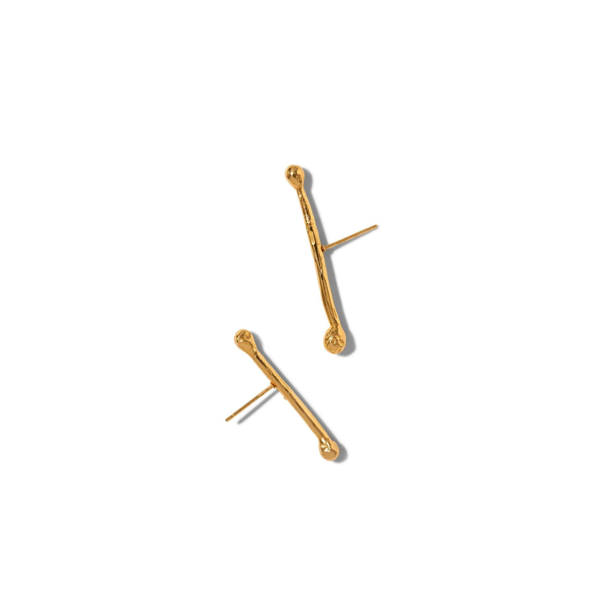 Les or Stix Post boucles d'oreilles par JAREDJAMIN Bijoux en Ligne présentent délicat, uneven twig-shaped puces avec texturé 18K or posts et rounded ends—an eye-catching accessory for any bijoux lover, shown here sur un fond blanc.