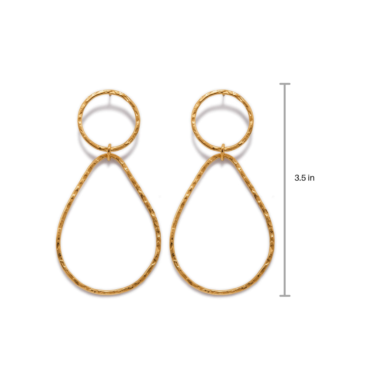 Les or texturé Tear Post boucles d'oreilles par JAREDJAMIN Bijoux en Ligne présentent a hammered brass design avec a circular top et large teardrop dangle, each 3.5" long. Les texturé, irregular finish adds a artisanal look; measurement line montré sur right.