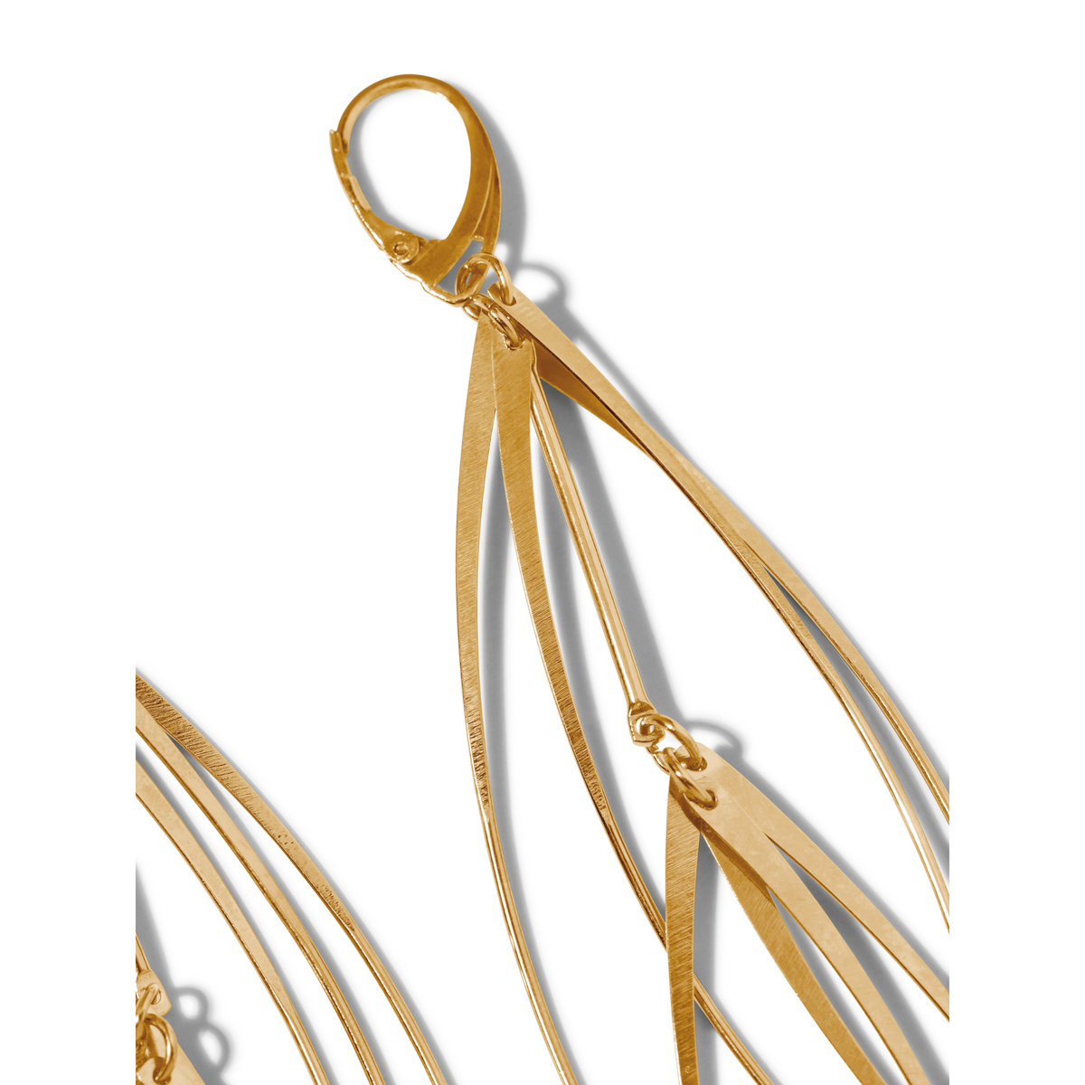 Un primer plano of JAREDJAMIN Joyería Online's oro Long Tinsel pendientes, 18K oro plated con lever back fastening y a lightweight design.