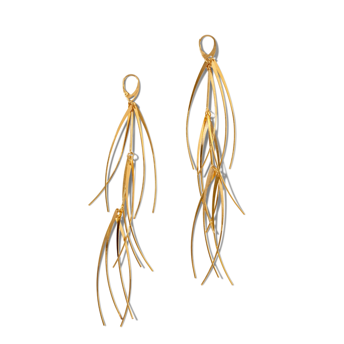 Los oro Long Tinsel pendientes de JAREDJAMIN Joyería Online presentan two 18K bañado en oro pendientes con cascading, overlapping strands in an abstract design. One pendiente is slightly shorter, adding movement. Lever back fastening. Plain fondo blanco.