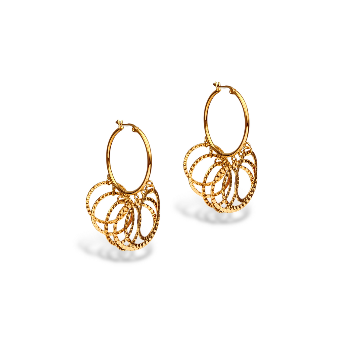 Les Zephyr créole Click-Top boucles d'oreilles par JAREDJAMIN Bijoux en Ligne présentent 18K or créoles avec multiple texturé bagues pendante dans un fan shape, casting soft shadows sur un fond blanc.