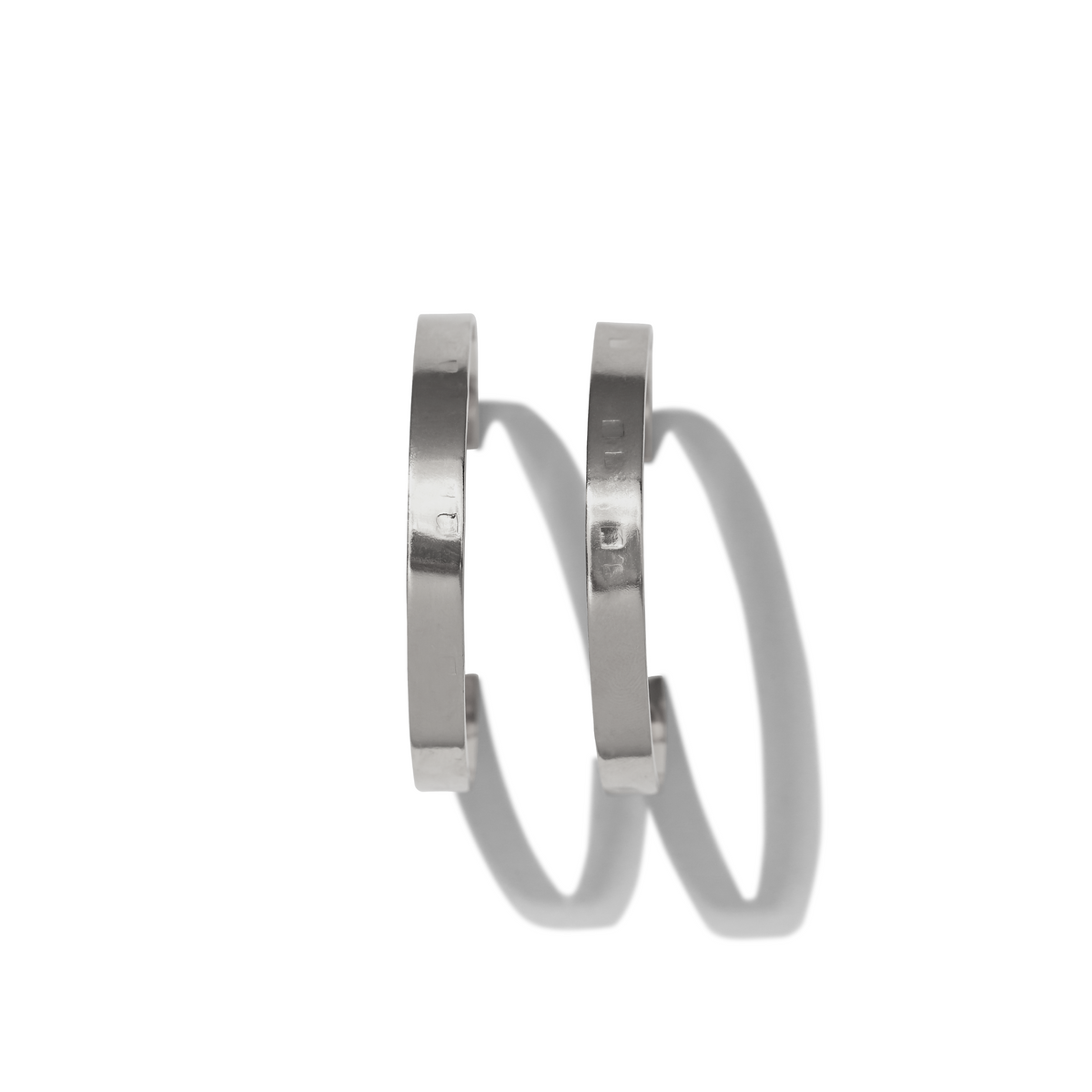 Les Heather créole Post boucles d'oreilles par JAREDJAMIN Bijoux en Ligne présentent a minimalistic argent-plated design avec subtle square engravings, shown upright sur un fond blanc casting soft, curved shadows.