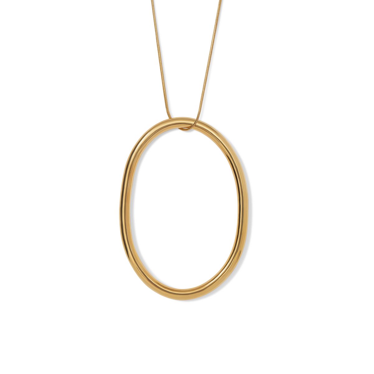 Los Heavenly aro Oval colgante collar de JAREDJAMIN Joyería Online features a smooth brass oval colgante on an 18K oro-tone snake cadena, photographed against a fondo blanco para un clean, elegante look.