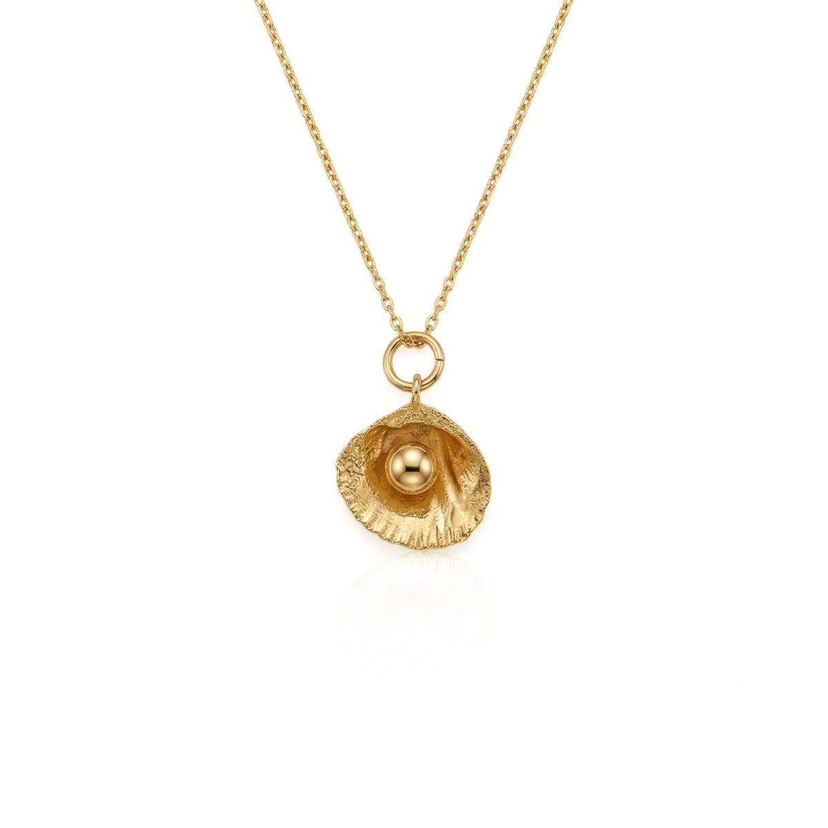 Los Hidden Glimmer colgante collar de JAREDJAMIN Joyería Online showcases a texturizado clam shell con a oro perla inside on an adjustable cadena, finished in radiant 18k oro plating y set against a plain fondo blanco.
