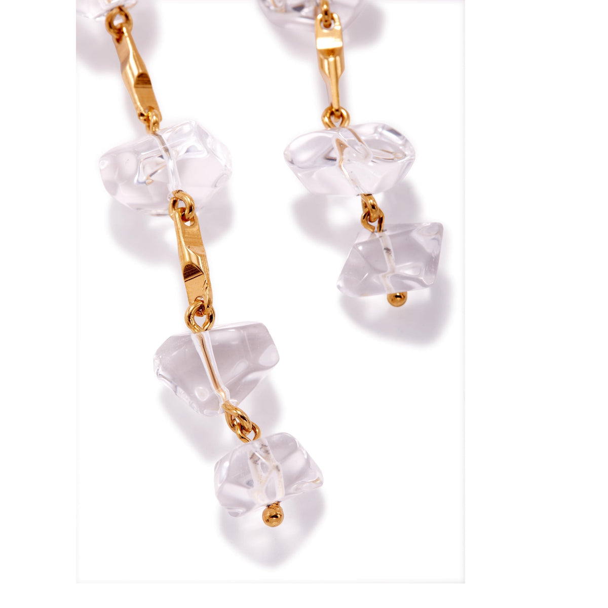 gros plan of Ice Dangle or Leverback boucles d'oreilles par JAREDJAMIN Bijoux en Ligne, avec irregular cristal ice pendante beads et angular translucent resin linked avec 18K or plate connectors et small or beads, set against a fond blanc.