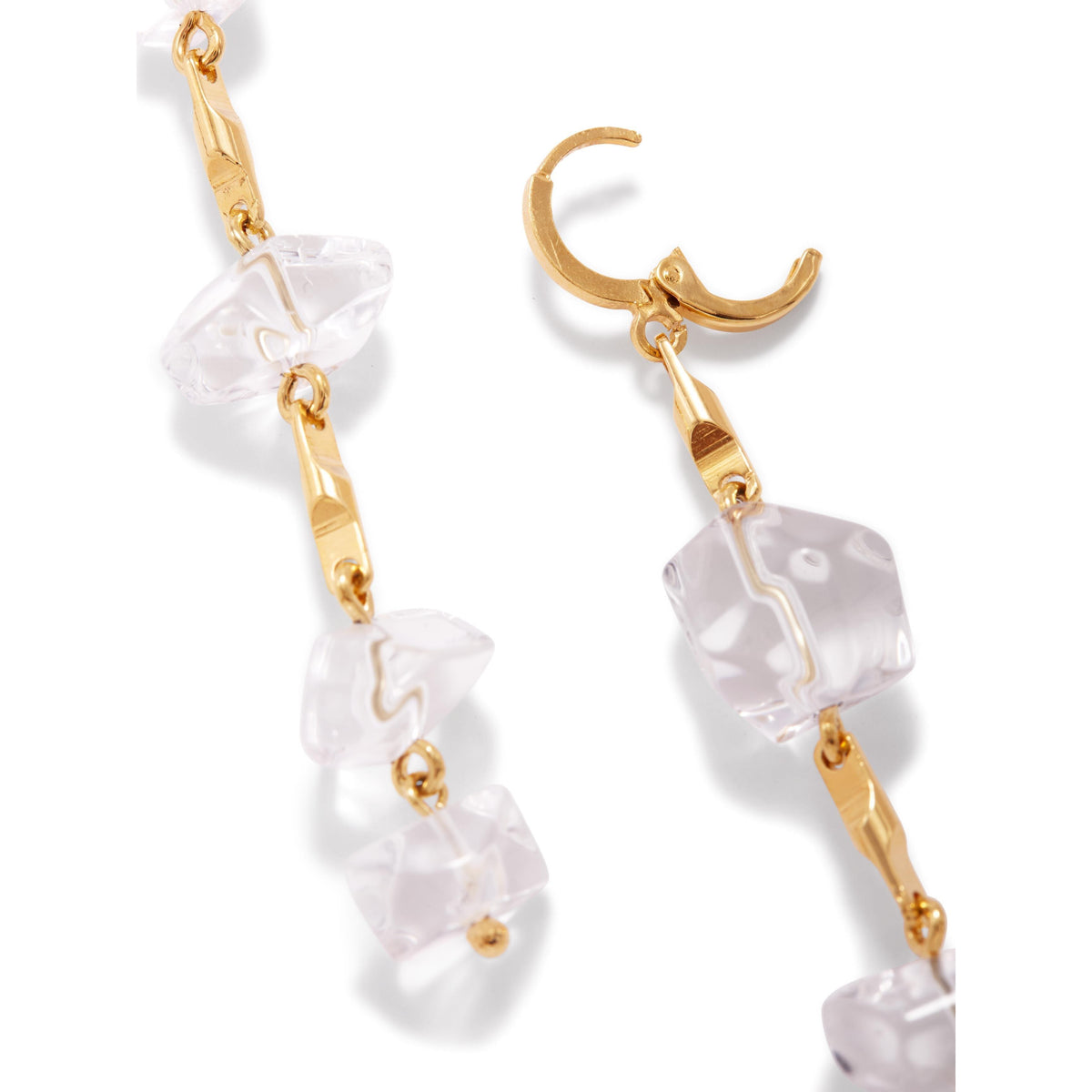 gros plan of JAREDJAMIN Bijoux en Ligne's Ice Dangle or Leverback boucles d'oreilles, avec irregular clear cristal drops et 18K plaqué or créoles avec visible clasps, displayed against a plain fond blanc.