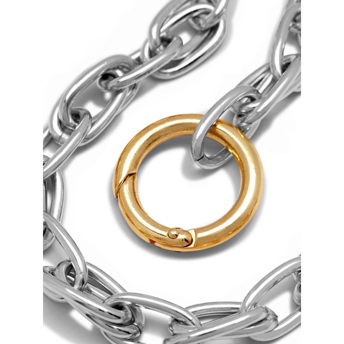 Un primer plano of the JAREDJAMIN Joyería Online Two Tone Everly Every-Other collar, con brillante plata oval links y a round, 18K oro Plated removable clasp that stands out against the cadena. Set sobre un fondo blanco.