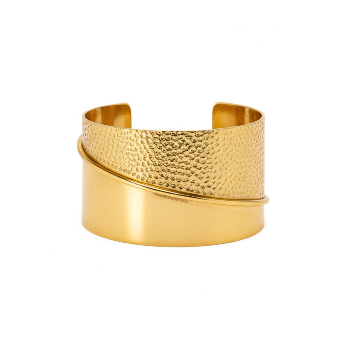 Los Tribella oro puño pulsera de JAREDJAMIN Joyería Online is a one-size 18K oro puño con a wide band, con a hammered upper section, pulido lower section, y diagonal raised line, open at the back y mostrado sobre a fondo blanco.
