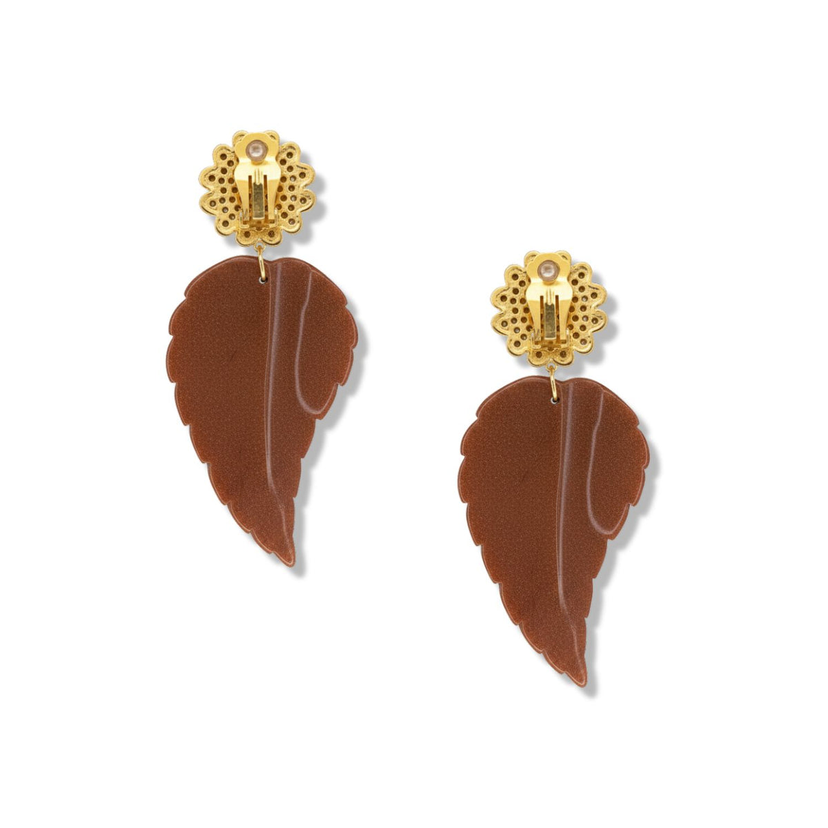 Chrysanthemum Clip on イヤリング Sandstone JAREDJAMIN製 ジュエリー are ゴールドプレート floral clip-onsとsmooth, brown, リーフ-shaped pendantsとscalloped edges. Made in ウエストハリウッド: artisanal, sustainable,とsignature brushed finishes.