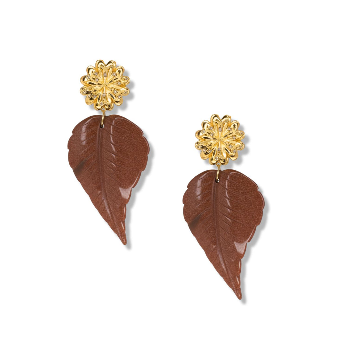 Chrysanthemum クリップオン イヤリング in Sandstone JAREDJAMIN製: ゴールドプレート floral スタッドとbrown, リーフ-shaped danglesとvein details. Brushed finish, artisanal small-batch ウエストハリウッド, sustainable ラグジュアリー, signature JAREDJAMIN Essential.