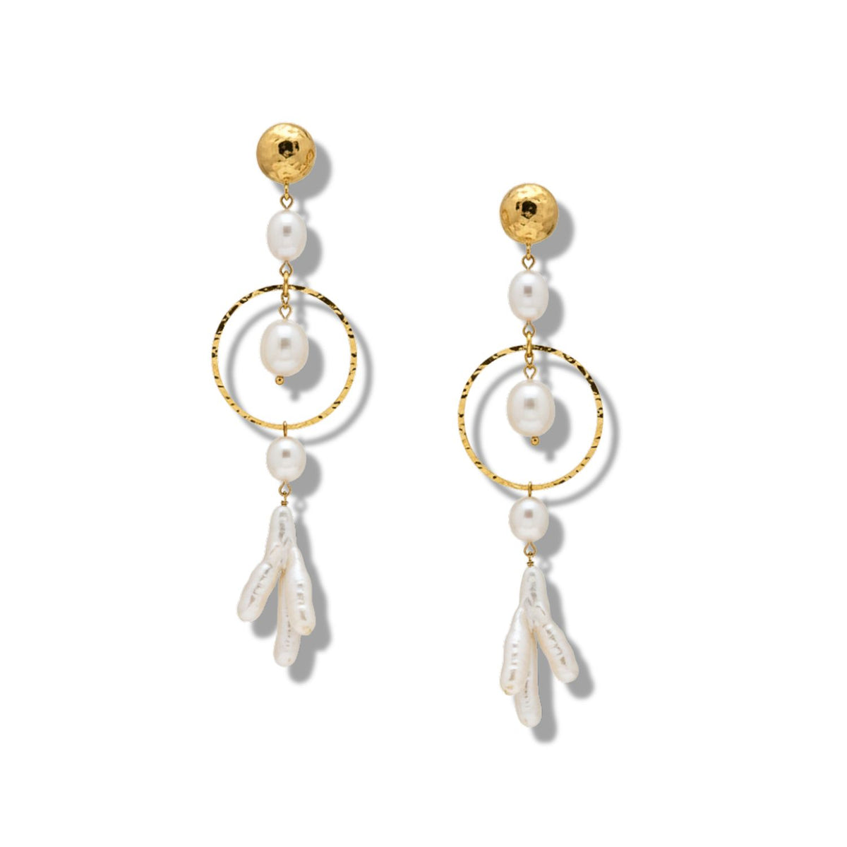 Les Ciara perle Dangle boucles d'oreilles de JAREDJAMIN Bijoux en Ligne présentent 18k or hammered puces, pendante freshwater perles, large texturé créoles, et three white coral-shaped breloques on each créole, montré sur a plain fond blanc.